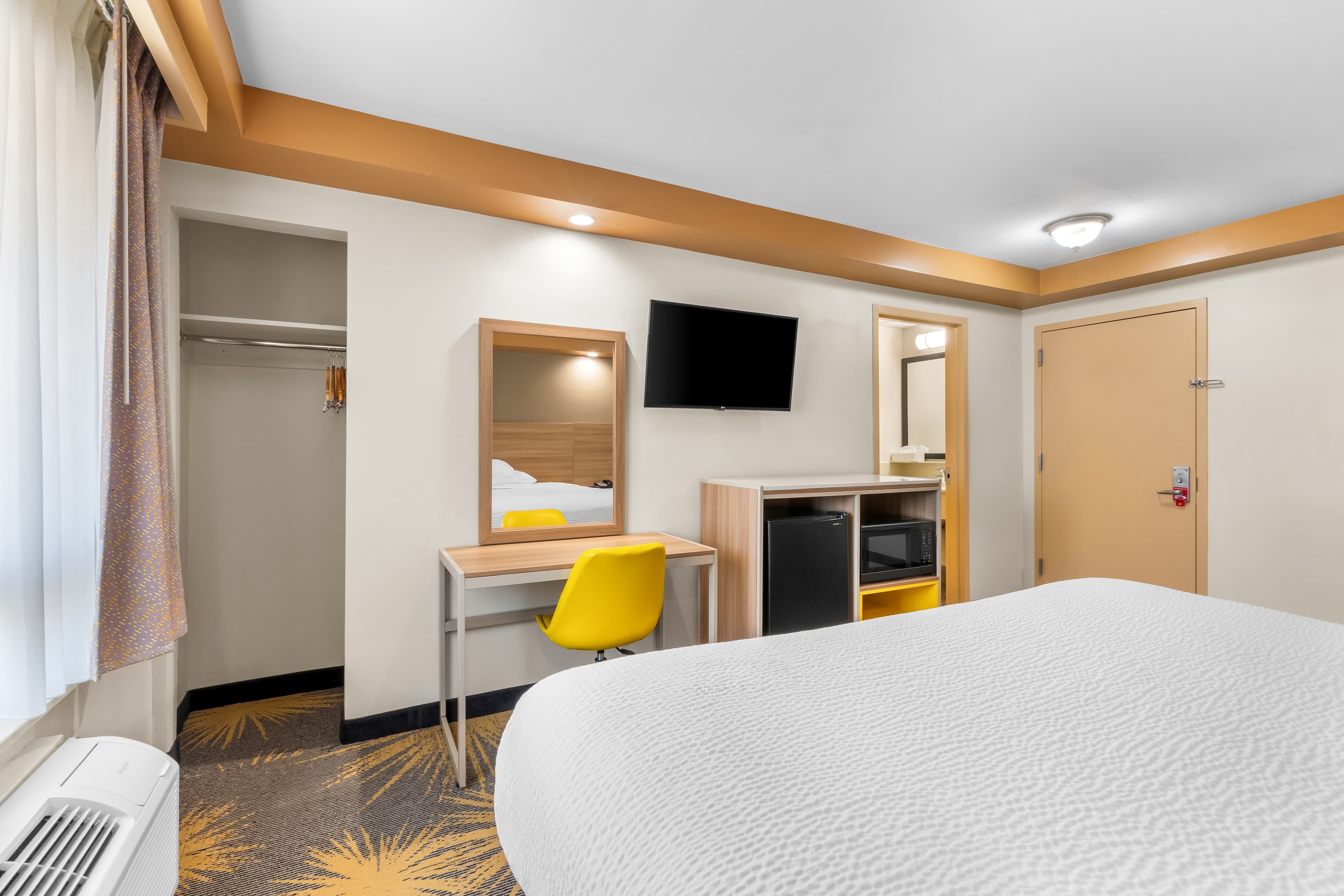 Econo Lodge Woodbridge — 19