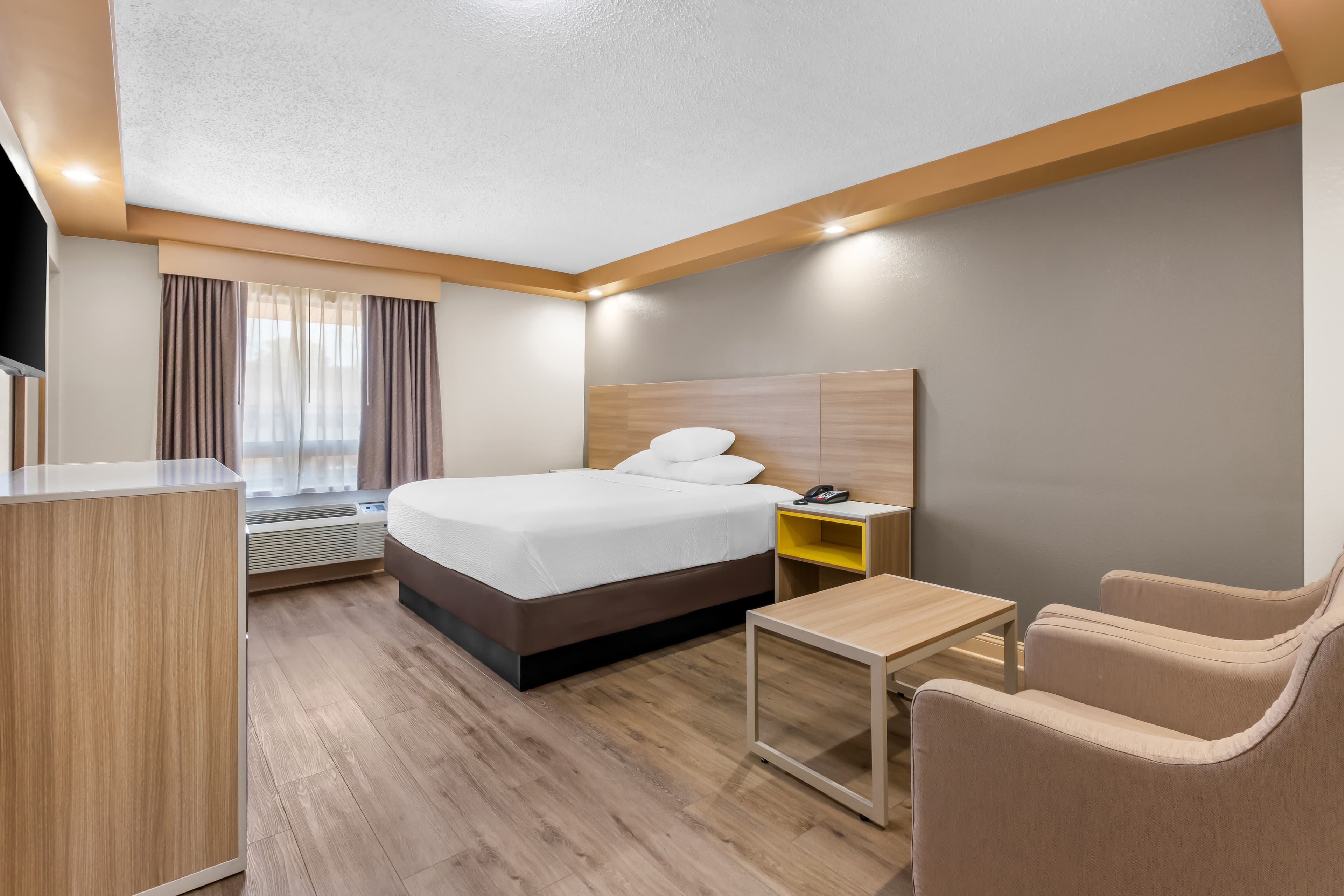 Econo Lodge Woodbridge — 20