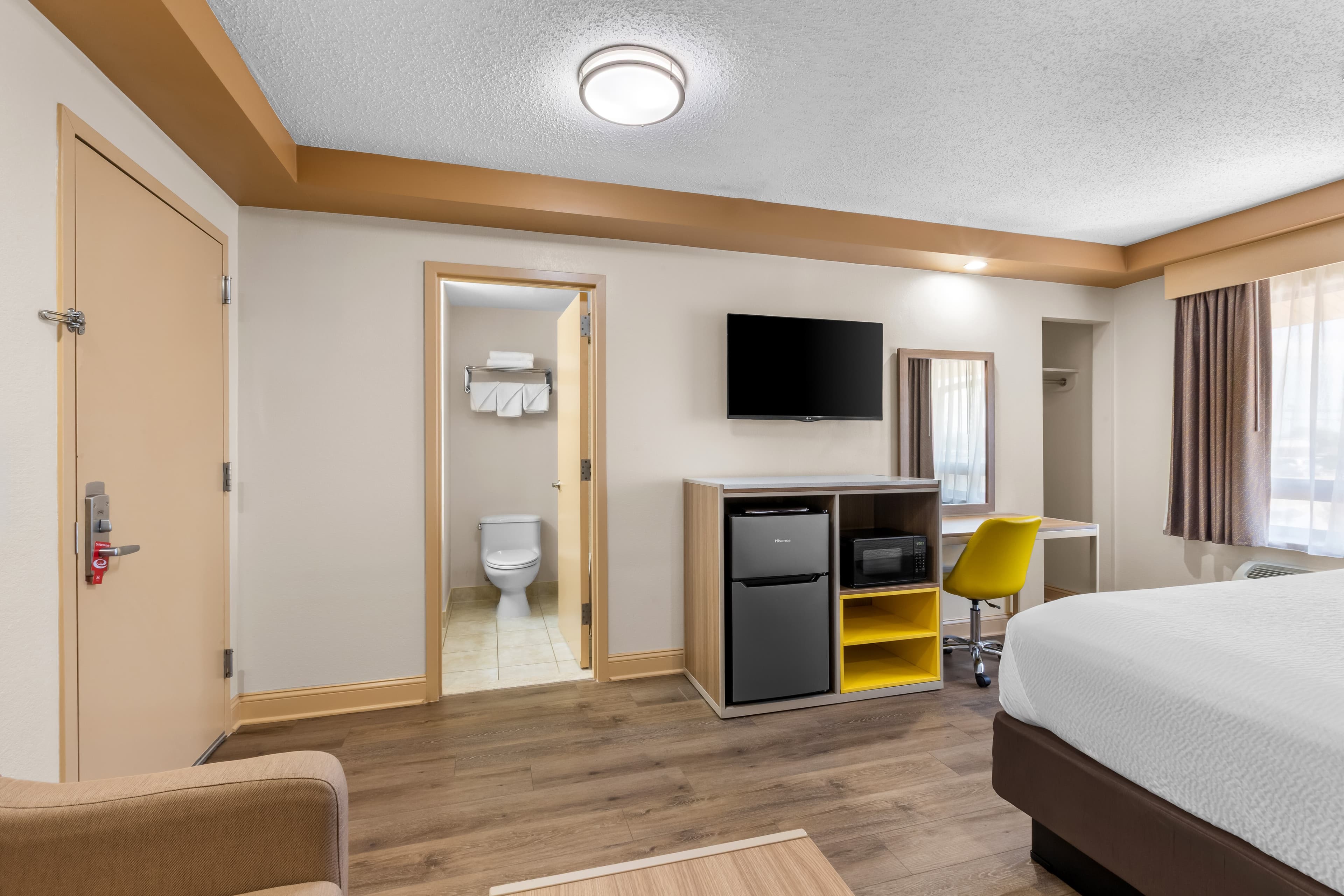 Econo Lodge Woodbridge — 21