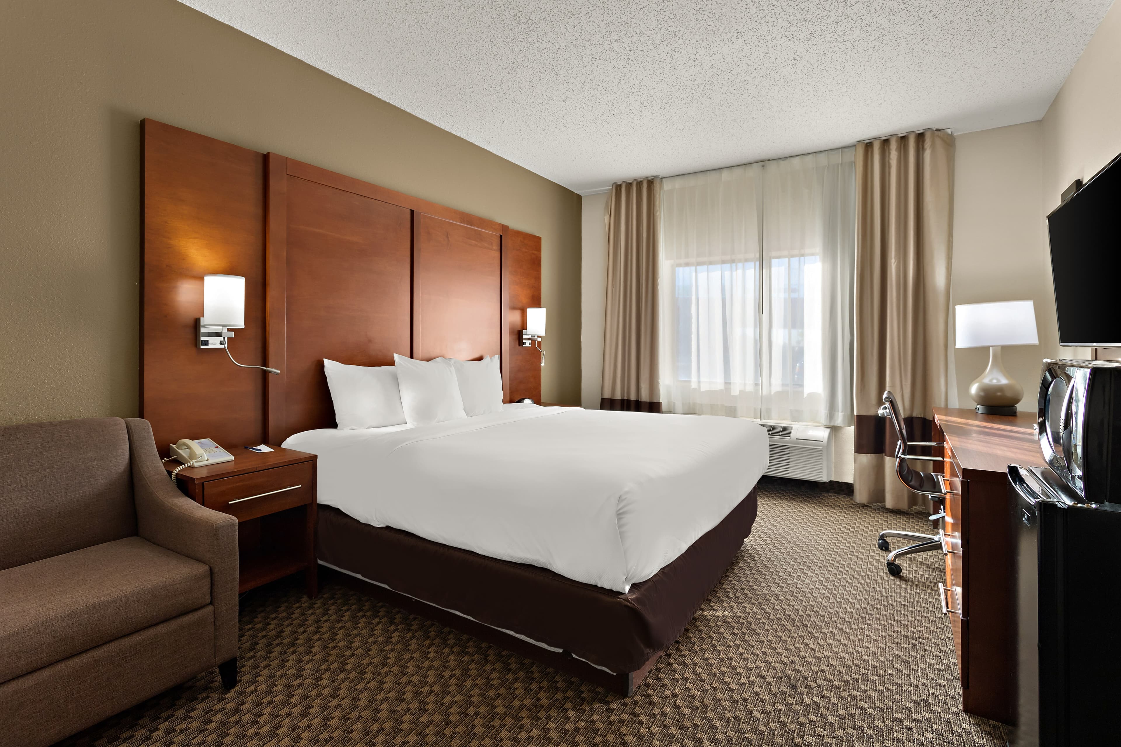 Comfort Suites University — 7
