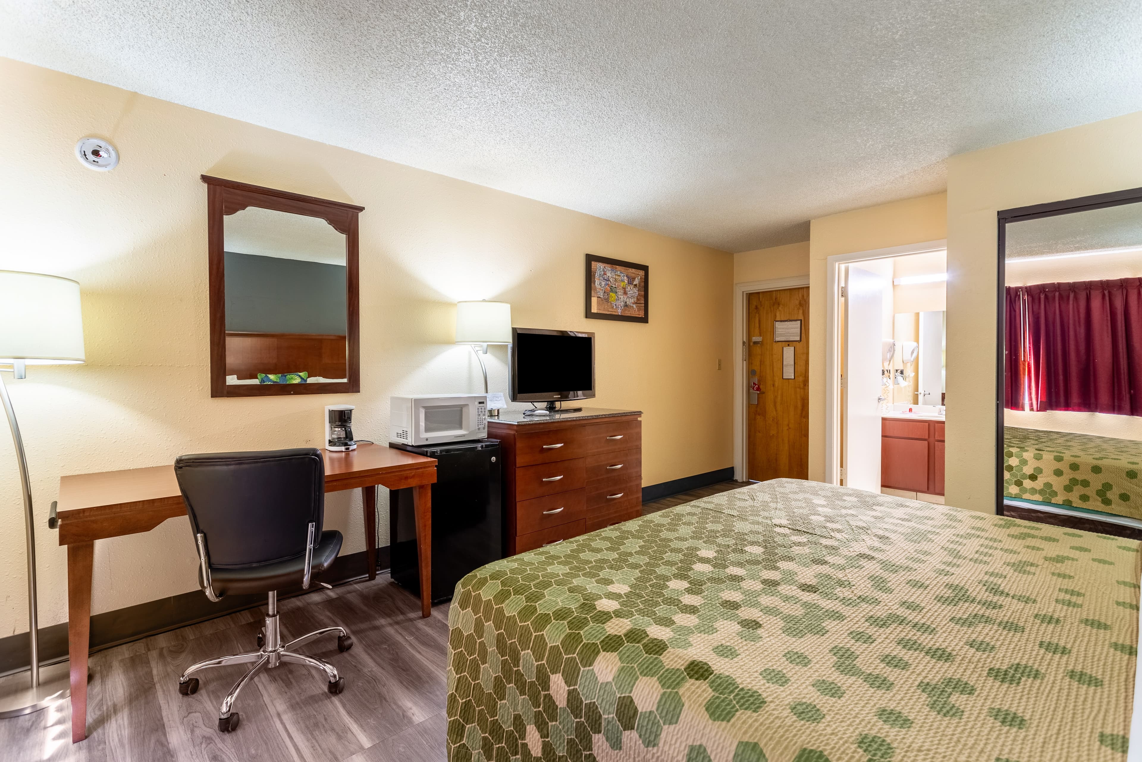 Econo Lodge Gallup West — 7