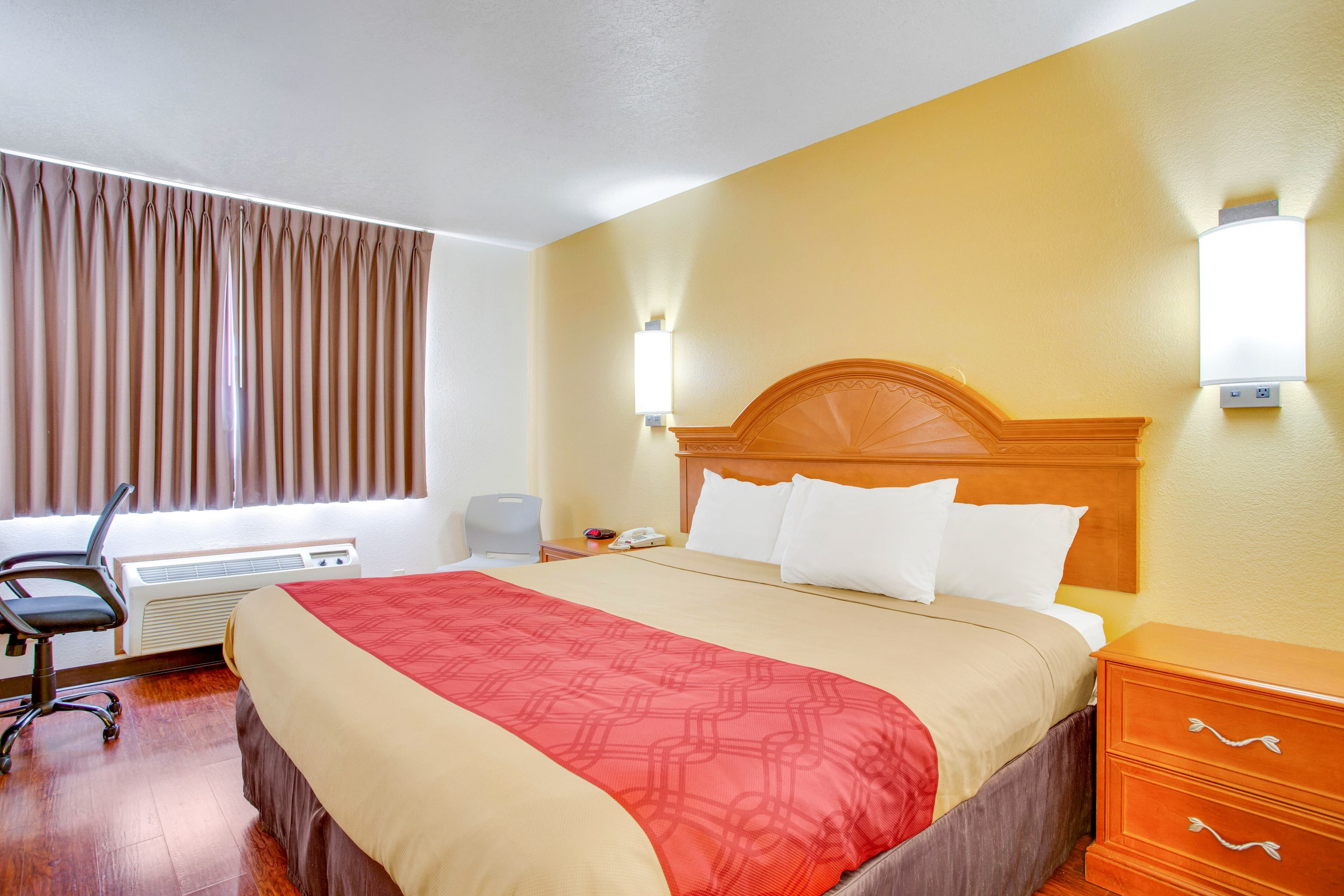 Econo Lodge Inn & Suites Albuquerque East I-40 Eubank Exit - Image 2