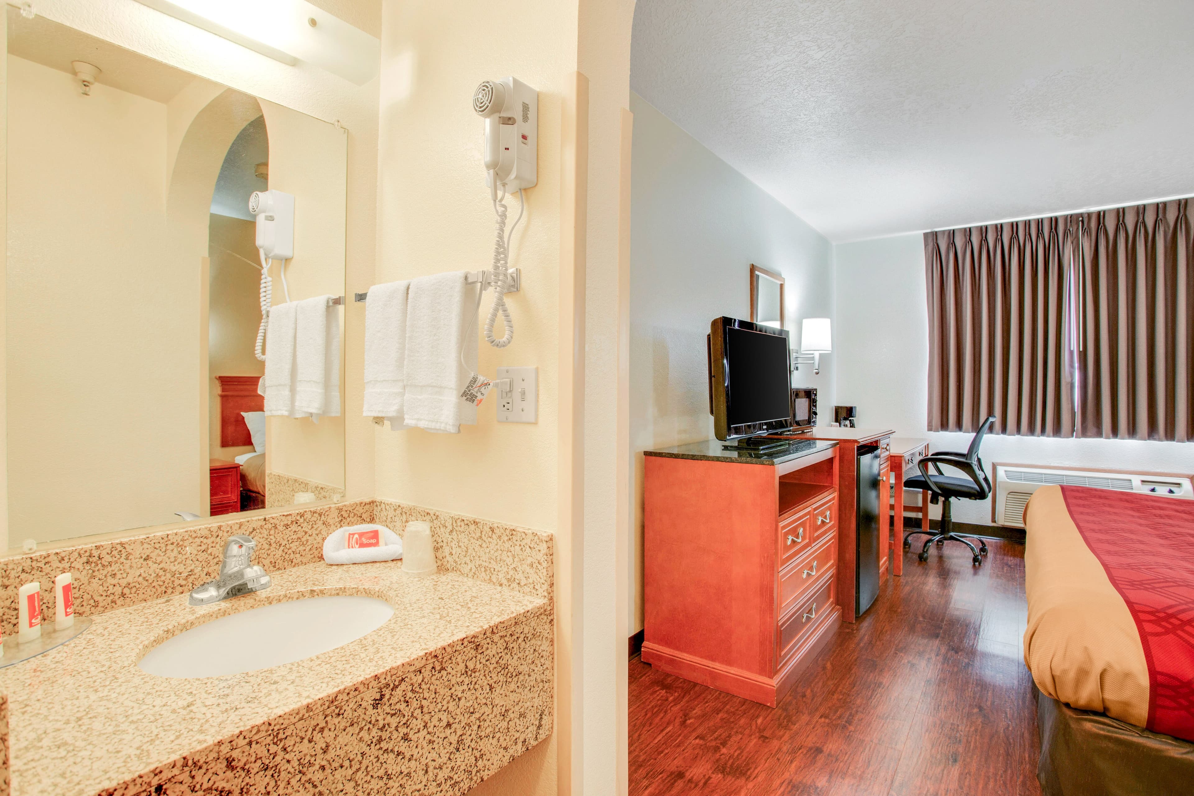 Econo Lodge Inn & Suites Albuquerque East I-40 Eubank Exit - Image 4