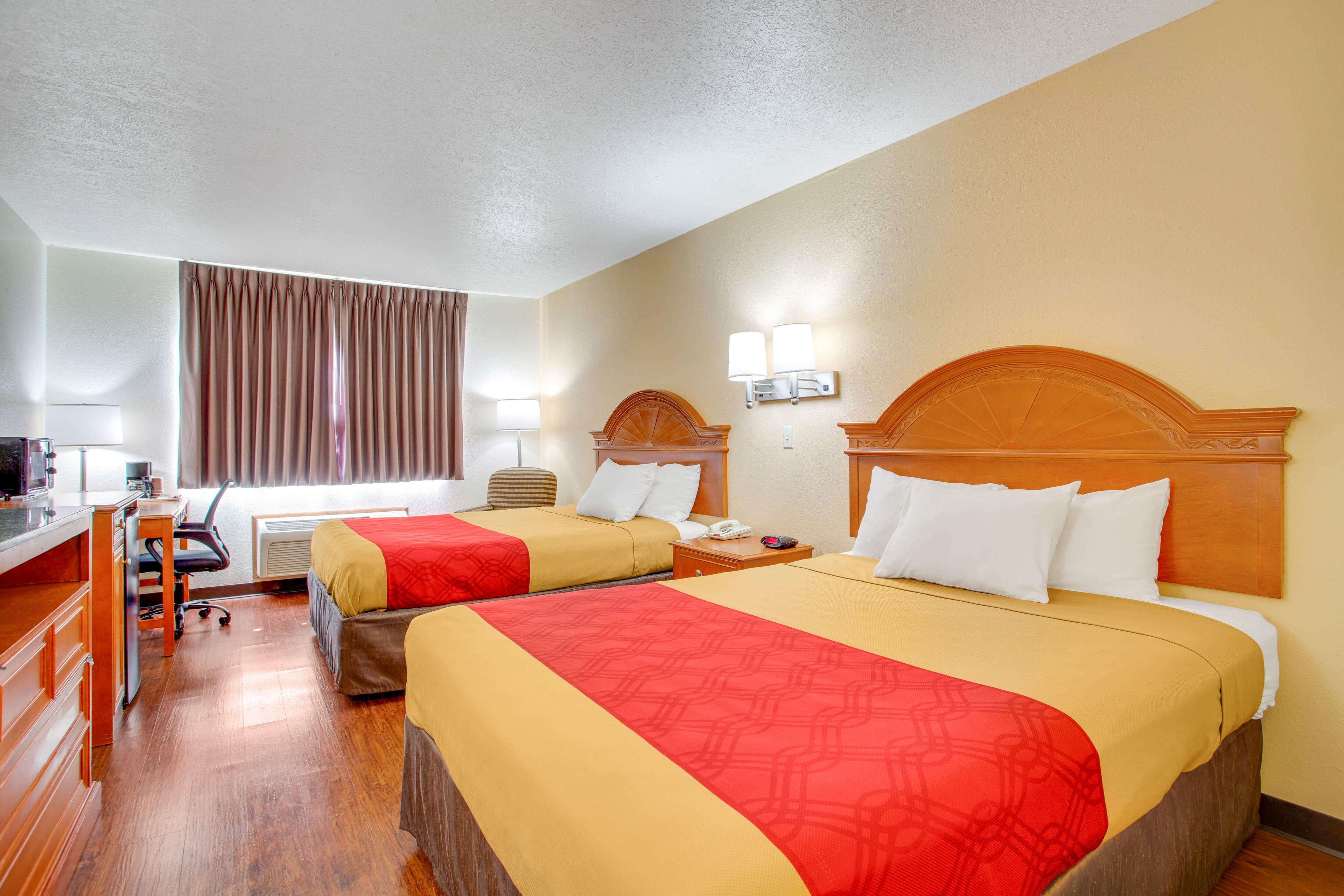 Econo Lodge Inn & Suites Albuquerque East I-40 Eubank Exit — 10