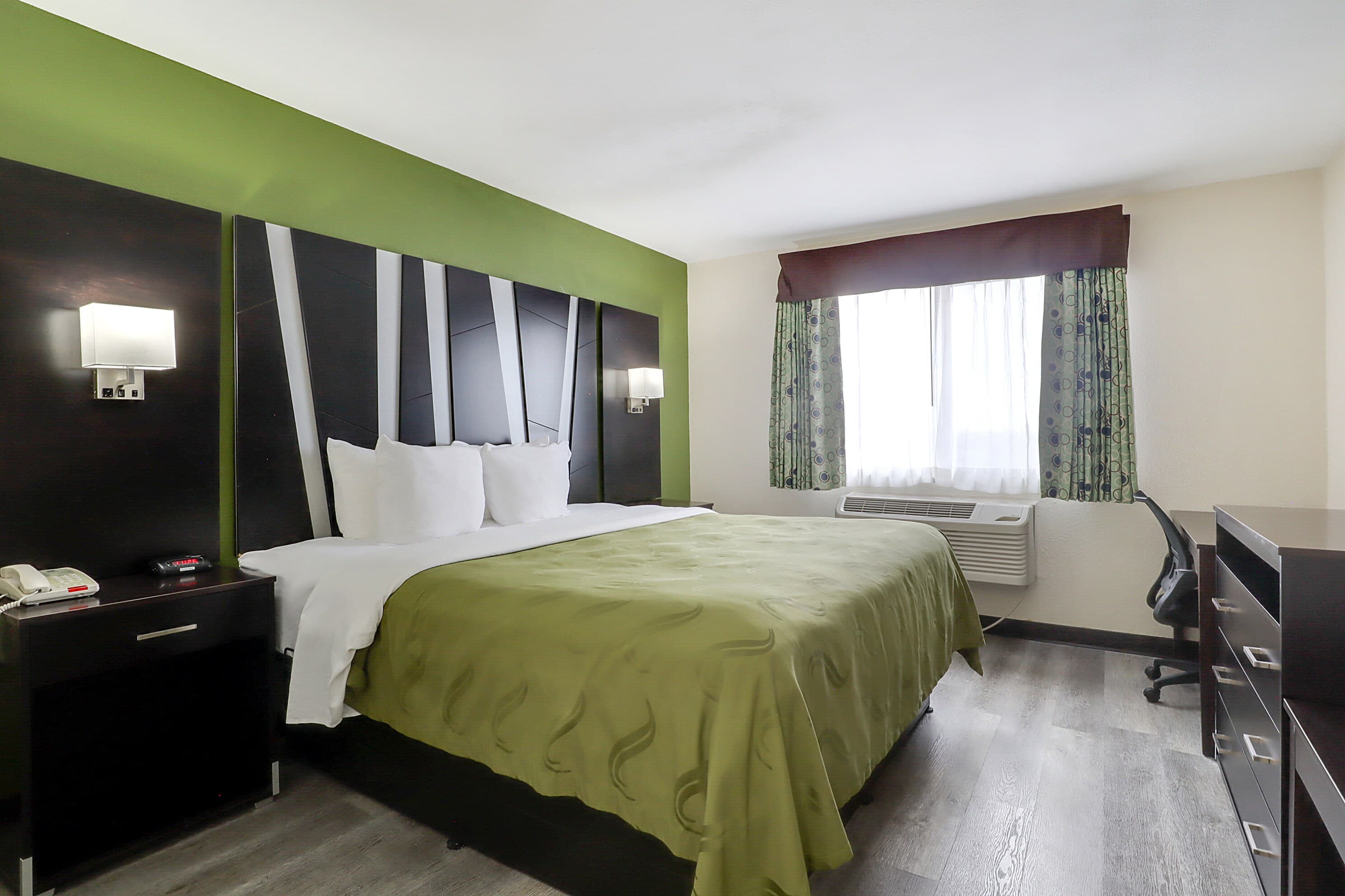 Quality Suites Albuquerque Airport - Image 2