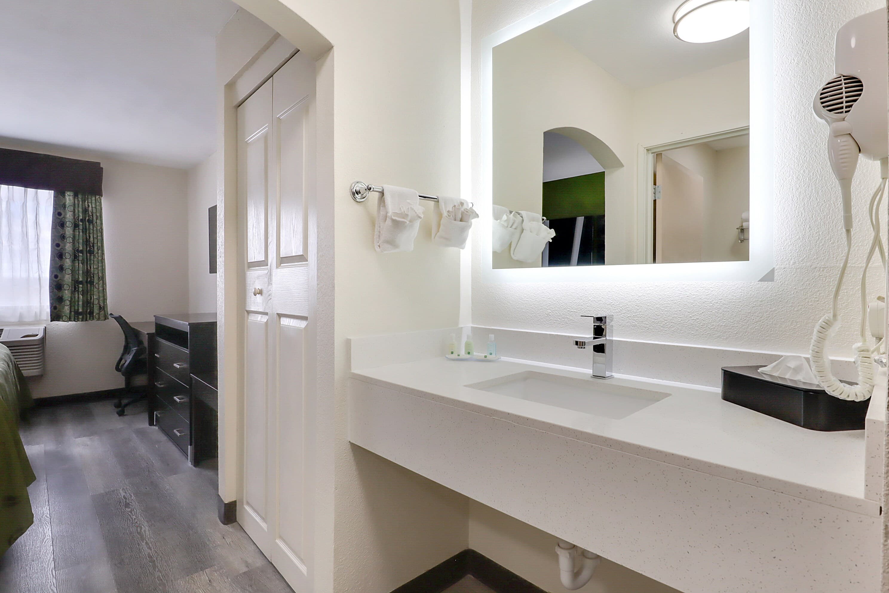 Quality Suites Albuquerque Airport - Image 5