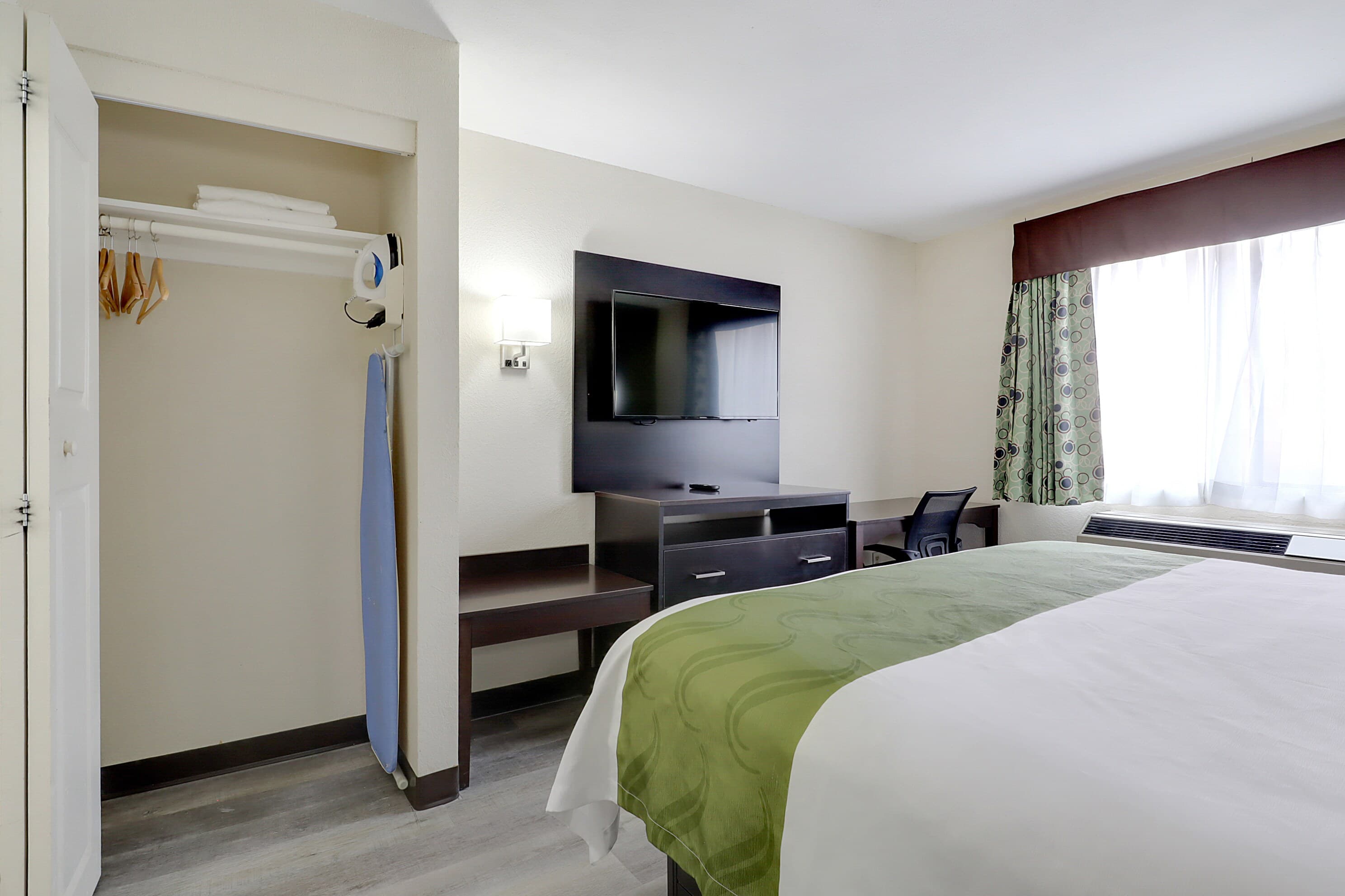 Quality Suites Albuquerque Airport — 6