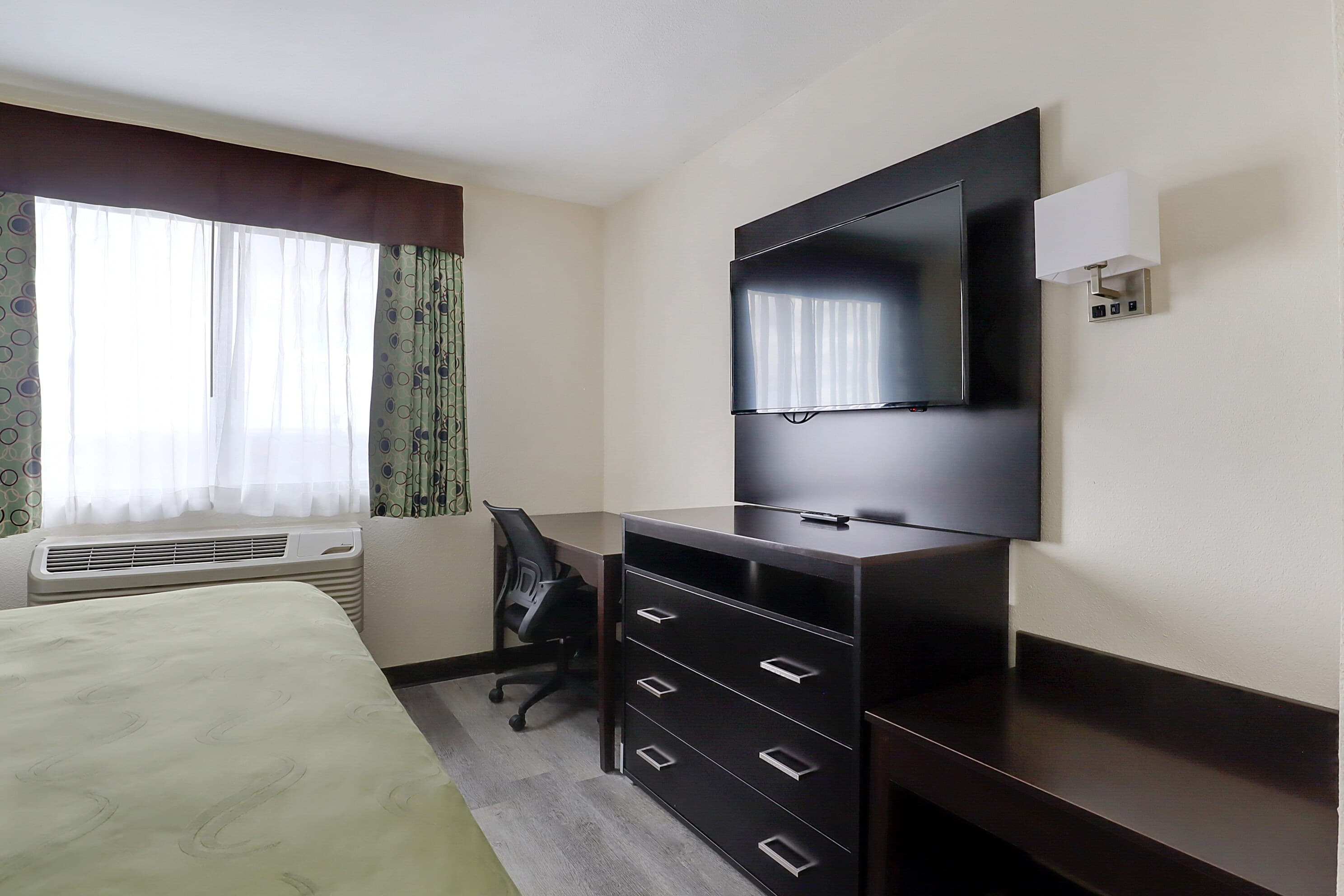 Quality Suites Albuquerque Airport — 9