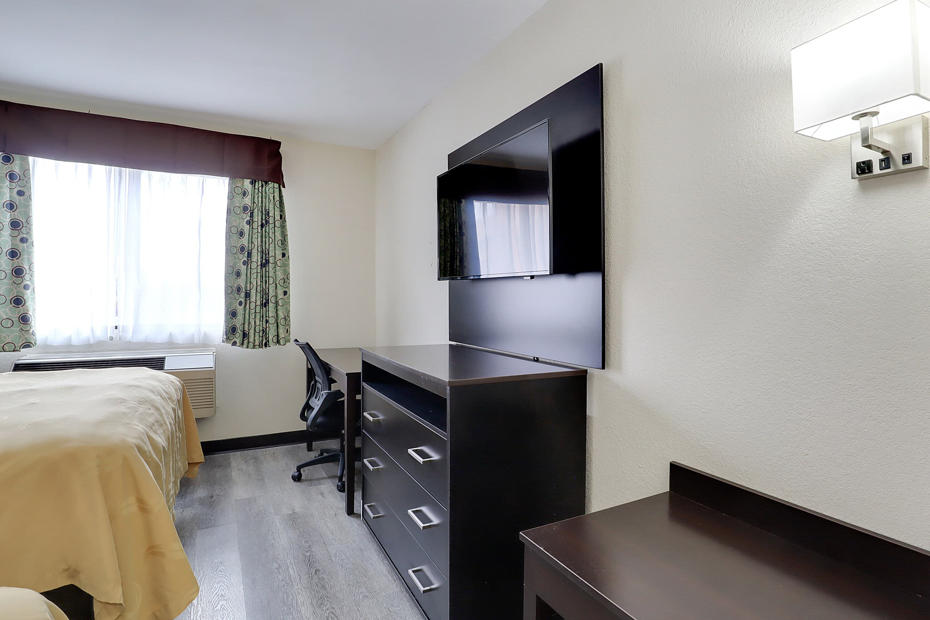 Quality Suites Albuquerque Airport — 16
