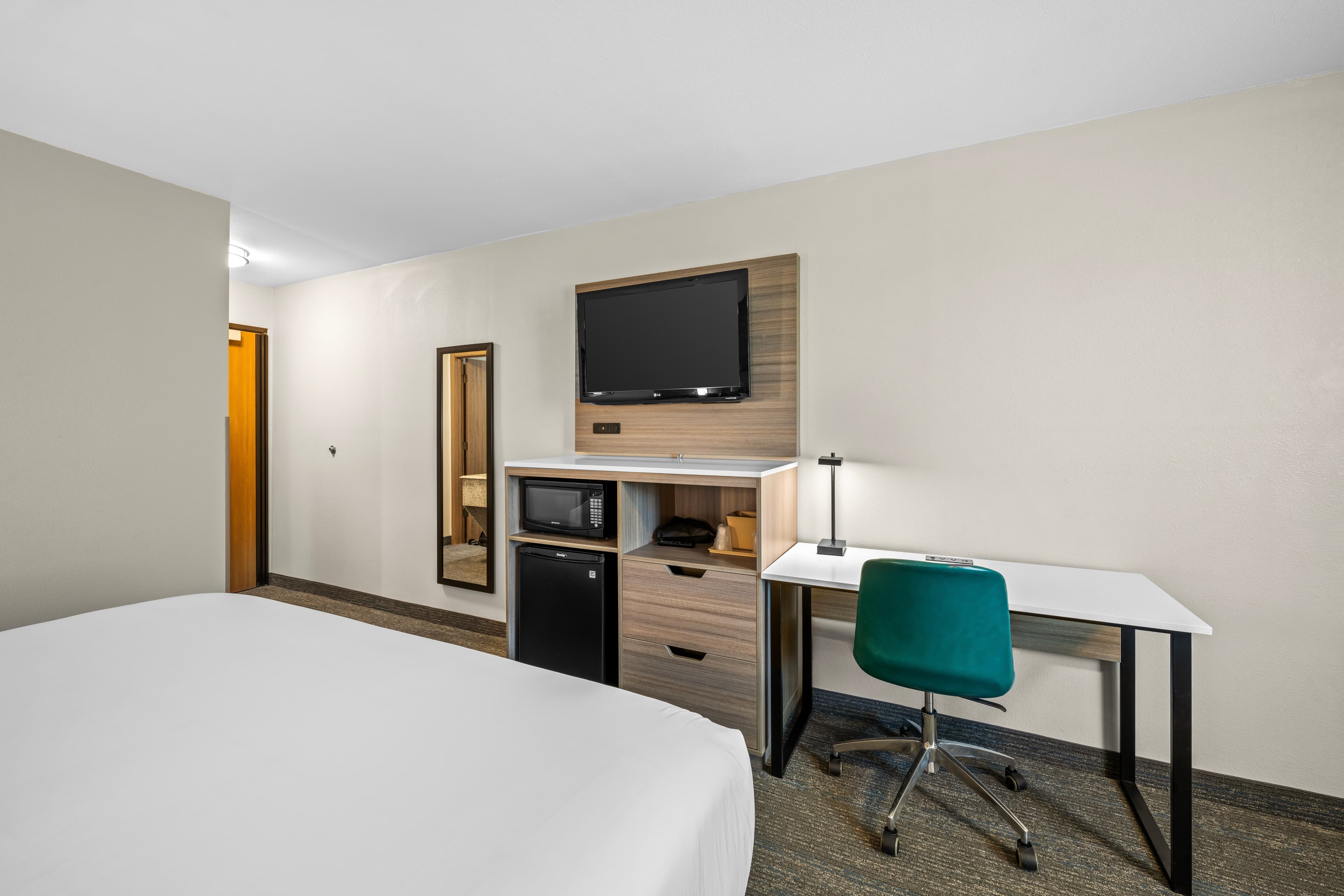 Econo Lodge Inn & Suites Santa Fe South — 4