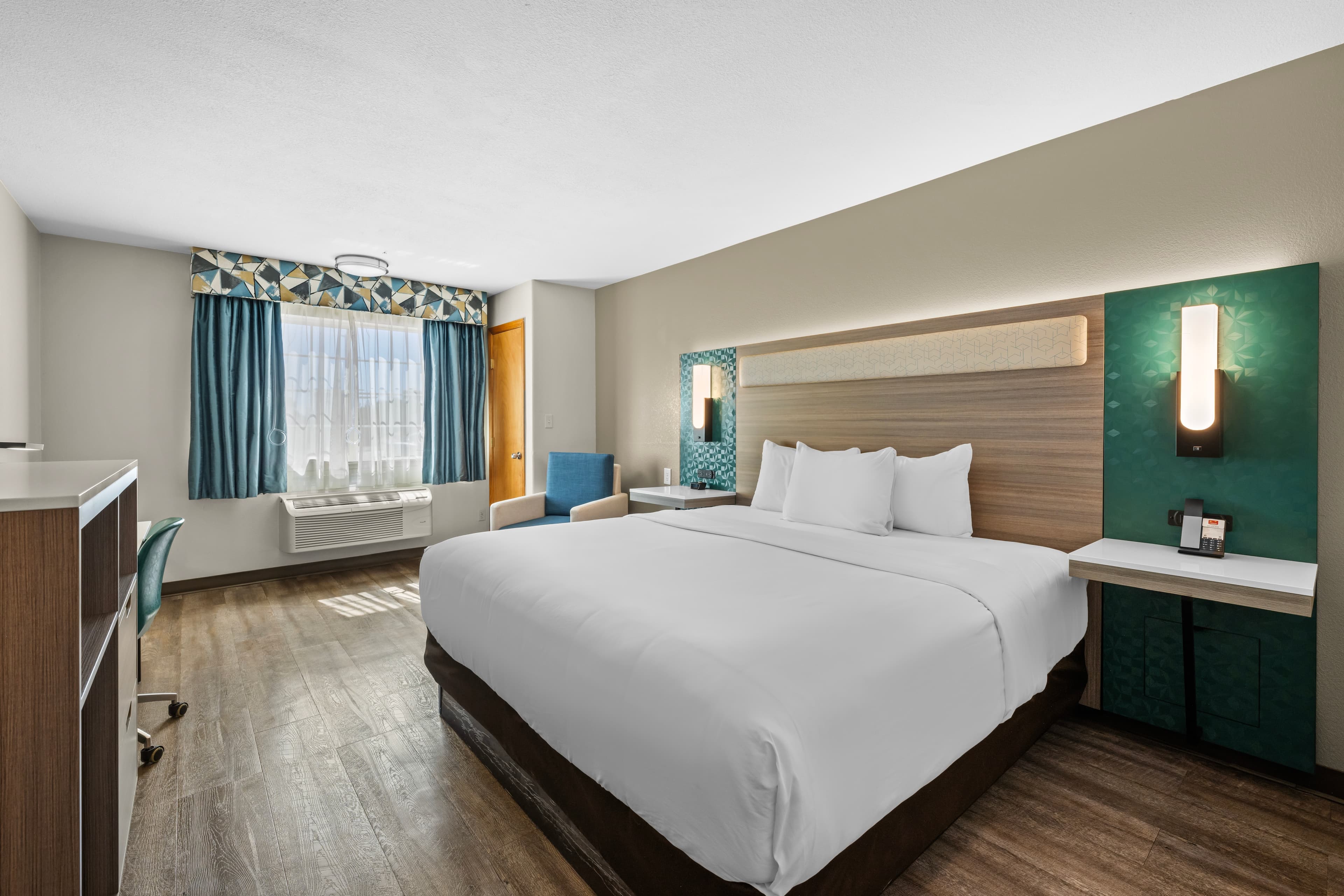 Econo Lodge Inn & Suites Santa Fe South — 5