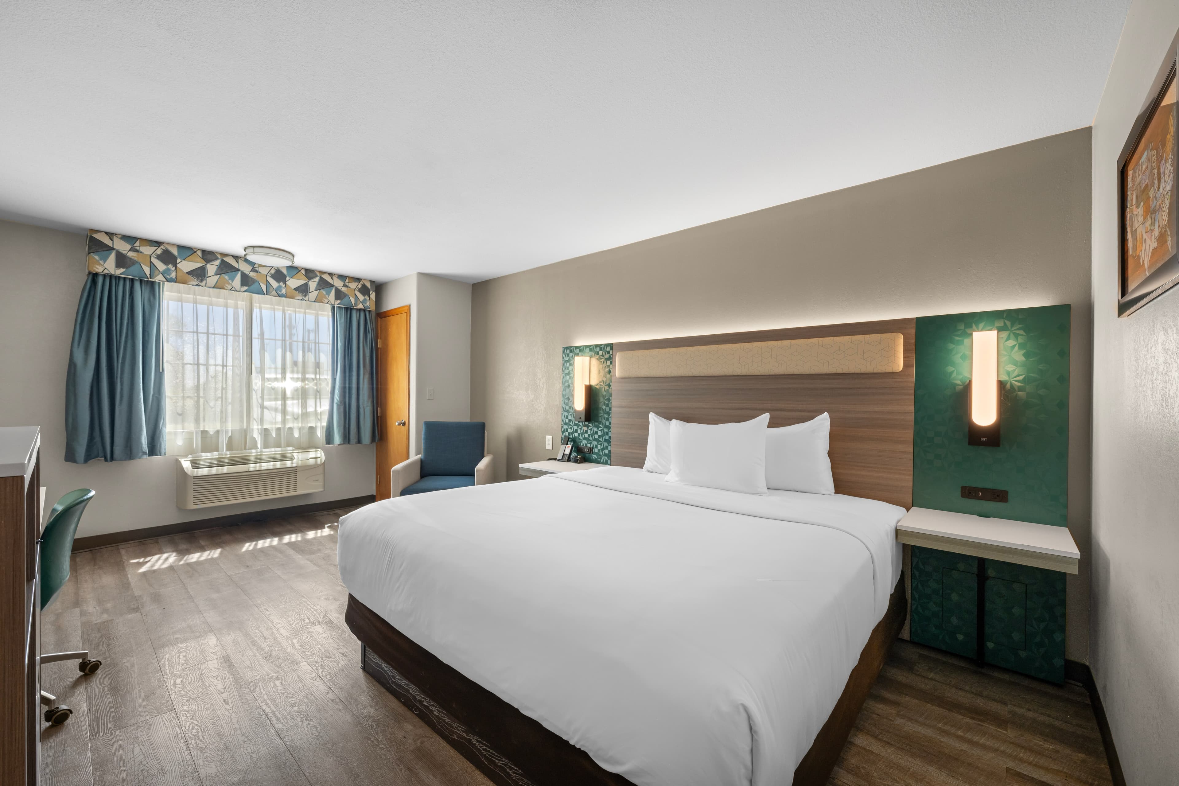 Econo Lodge Inn & Suites Santa Fe South — 9