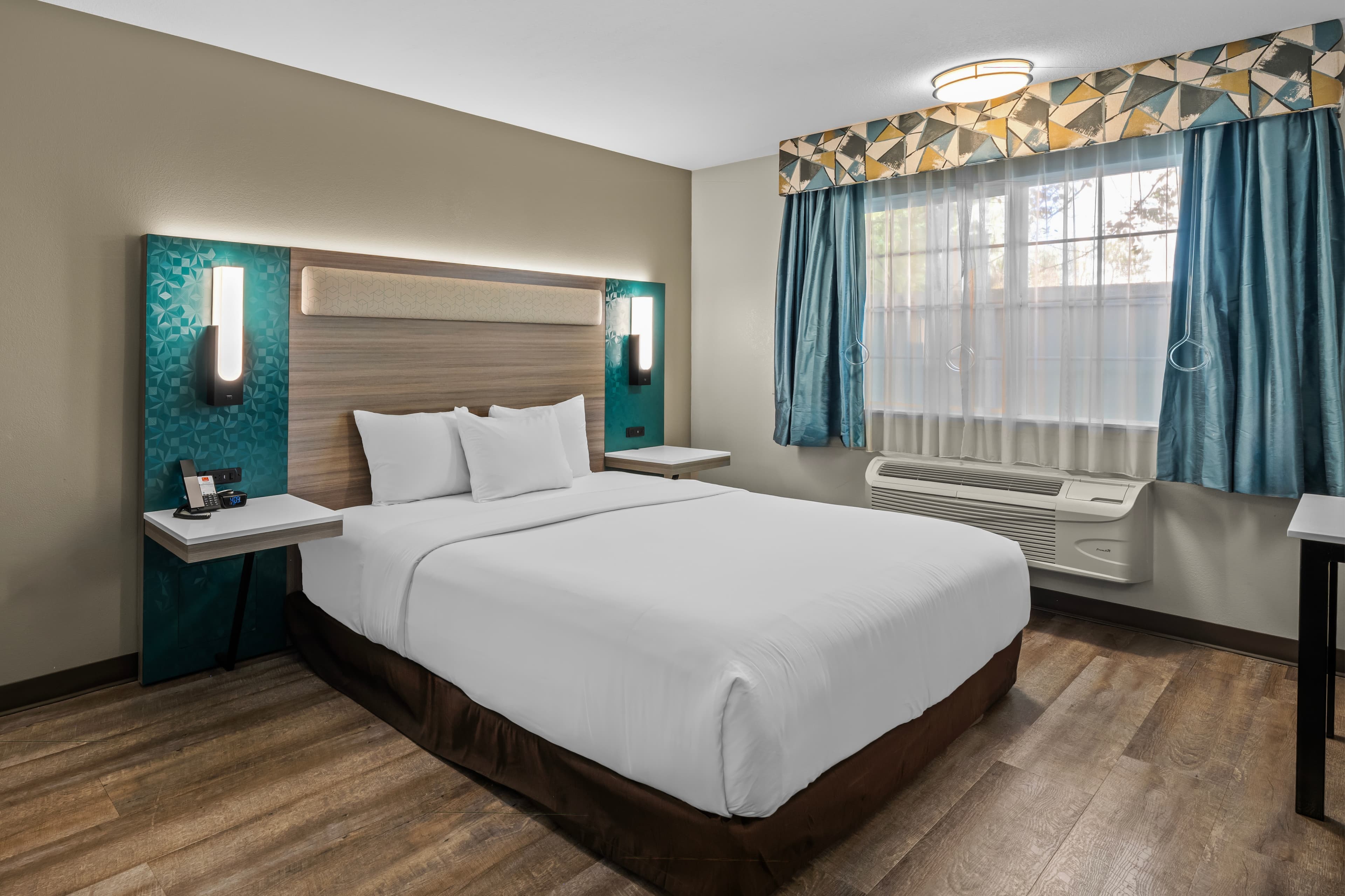Econo Lodge Inn & Suites Santa Fe South — 13