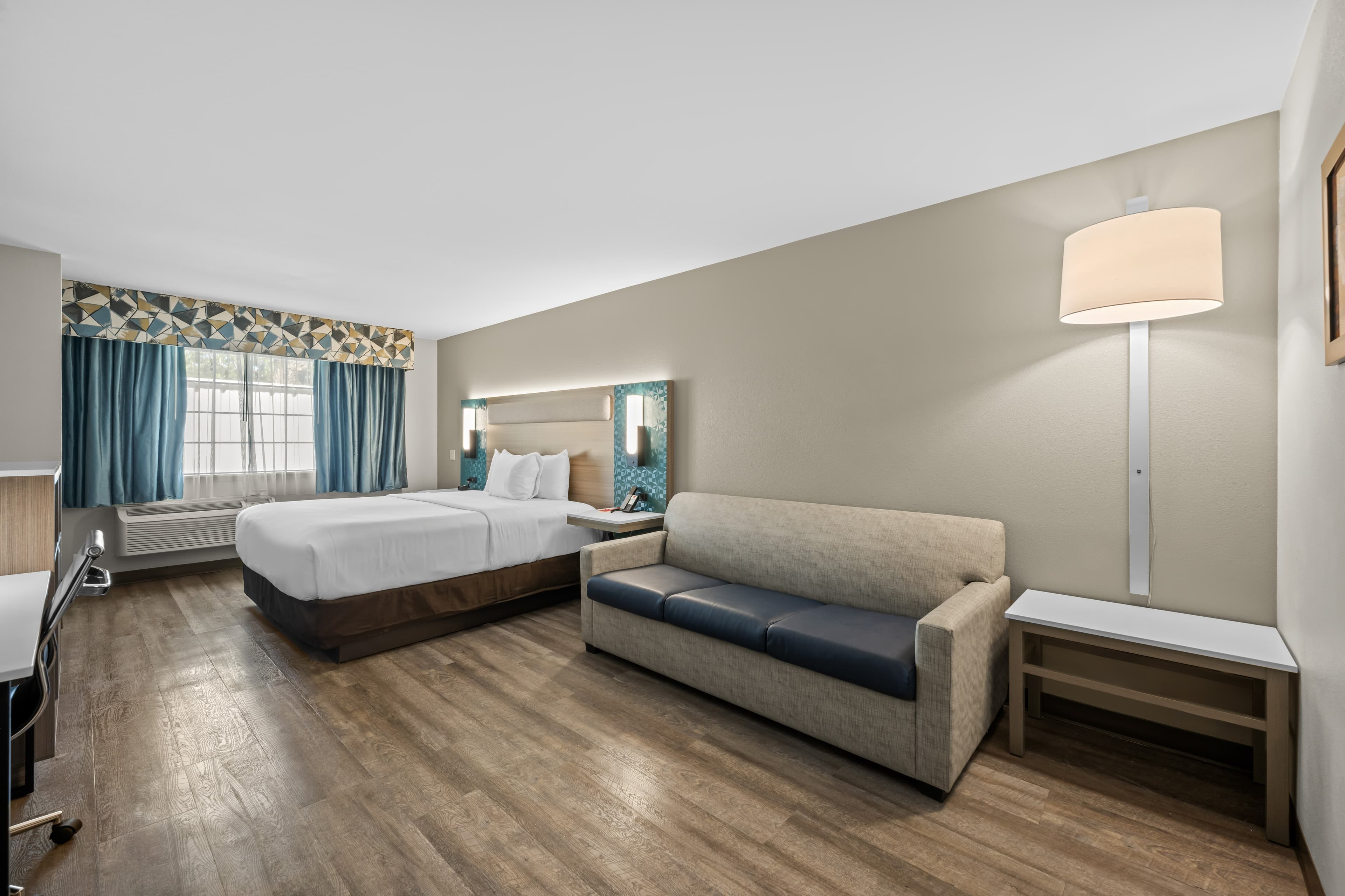 Econo Lodge Inn & Suites Santa Fe South — 29