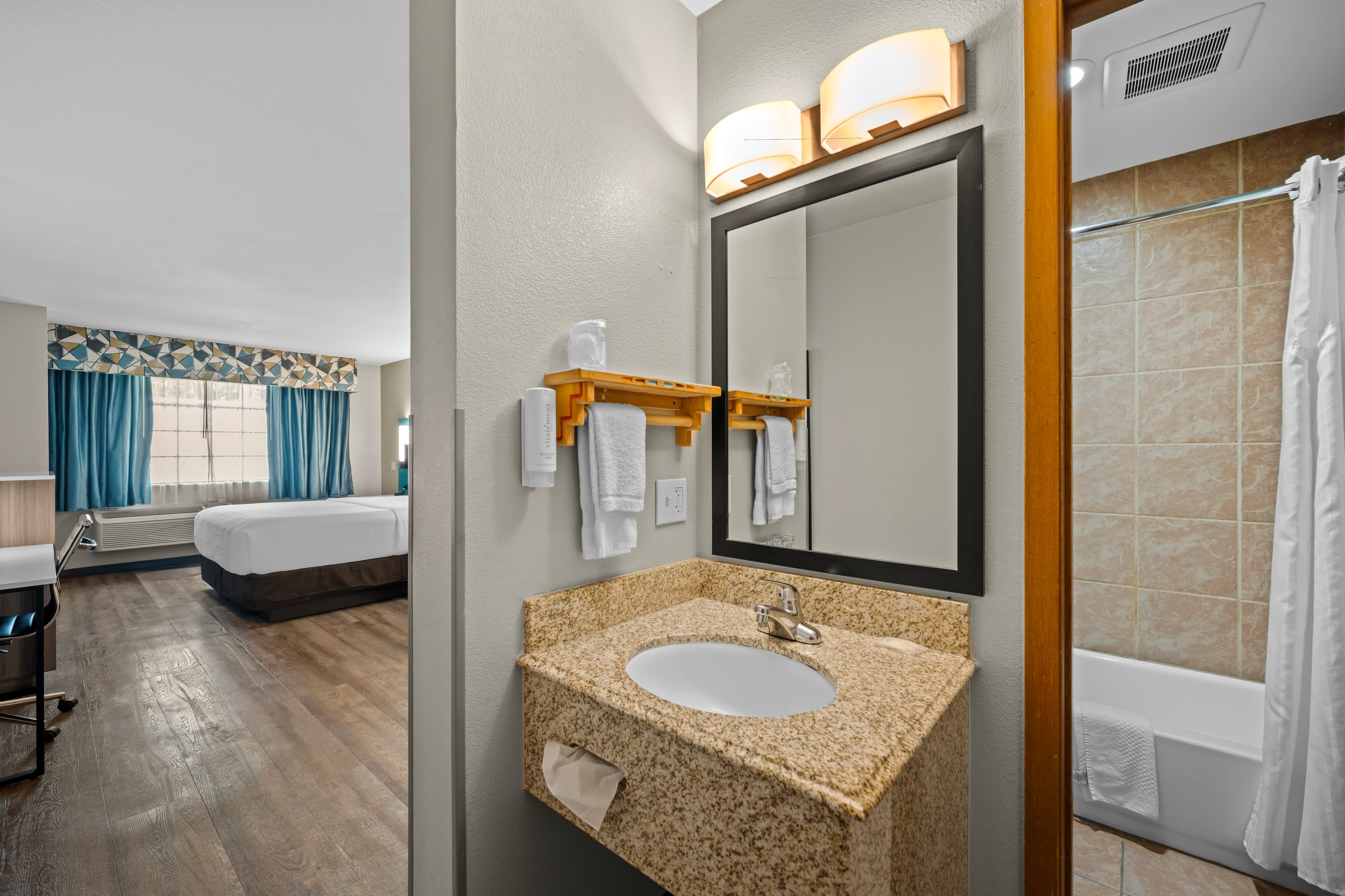 Econo Lodge Inn & Suites Santa Fe South — 32