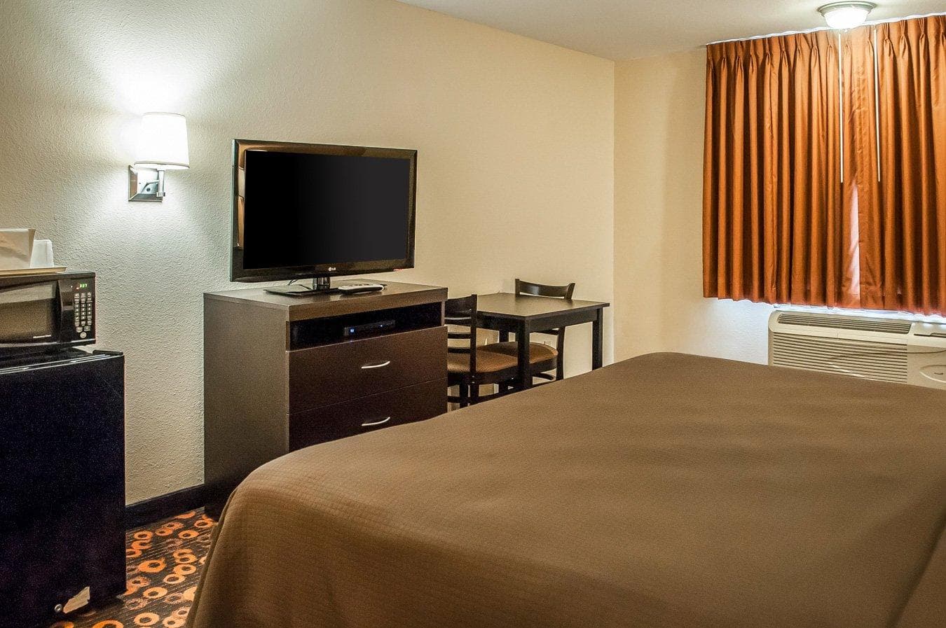 Econo Lodge Inn & Suites Santa Fe South - Image 3