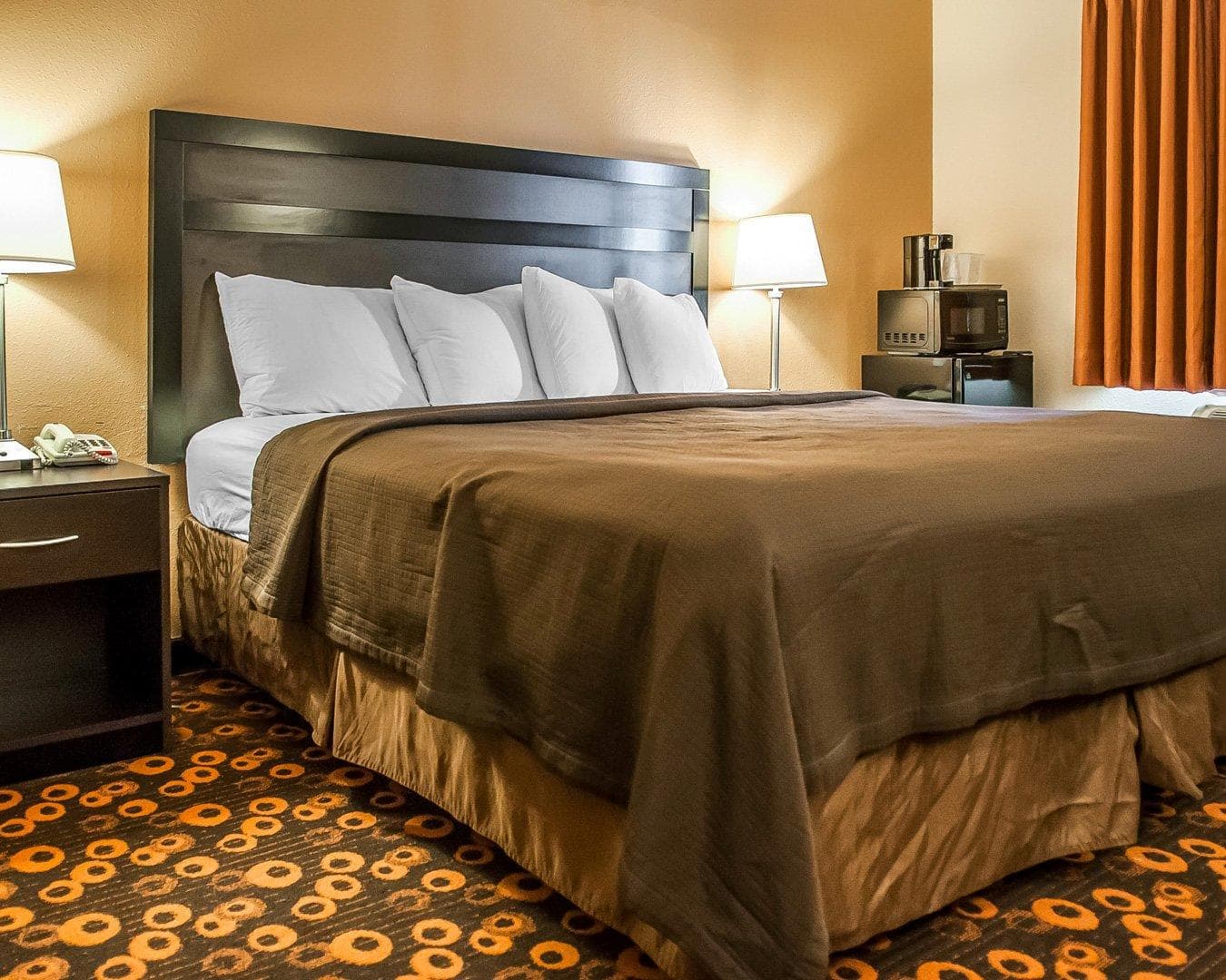 Econo Lodge Inn & Suites Santa Fe South - Image 4