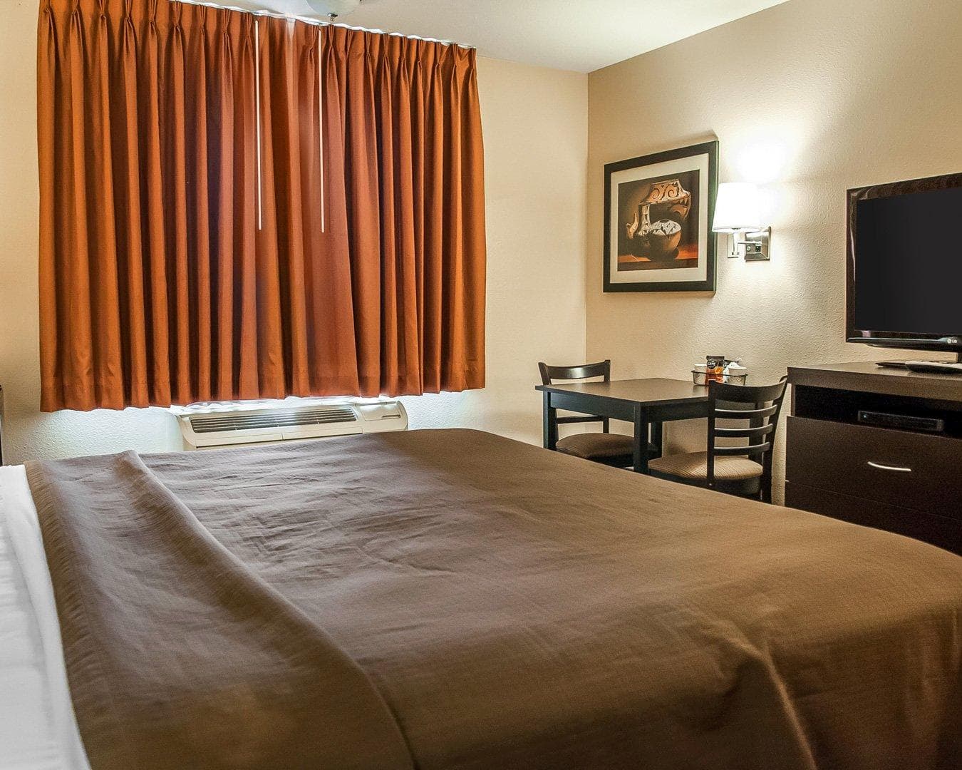 Econo Lodge Inn & Suites Santa Fe South - Image 5