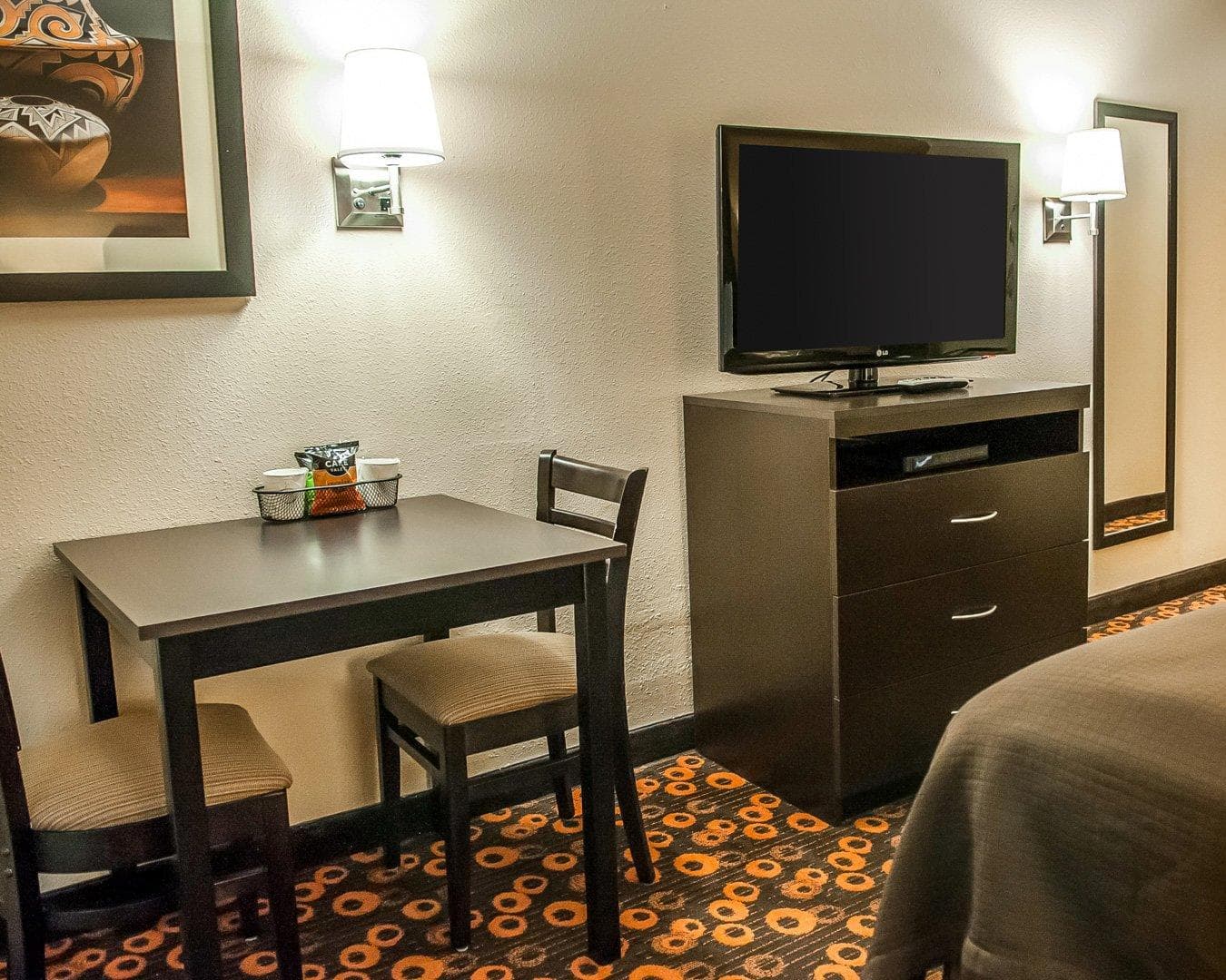 Econo Lodge Inn & Suites Santa Fe South — 6