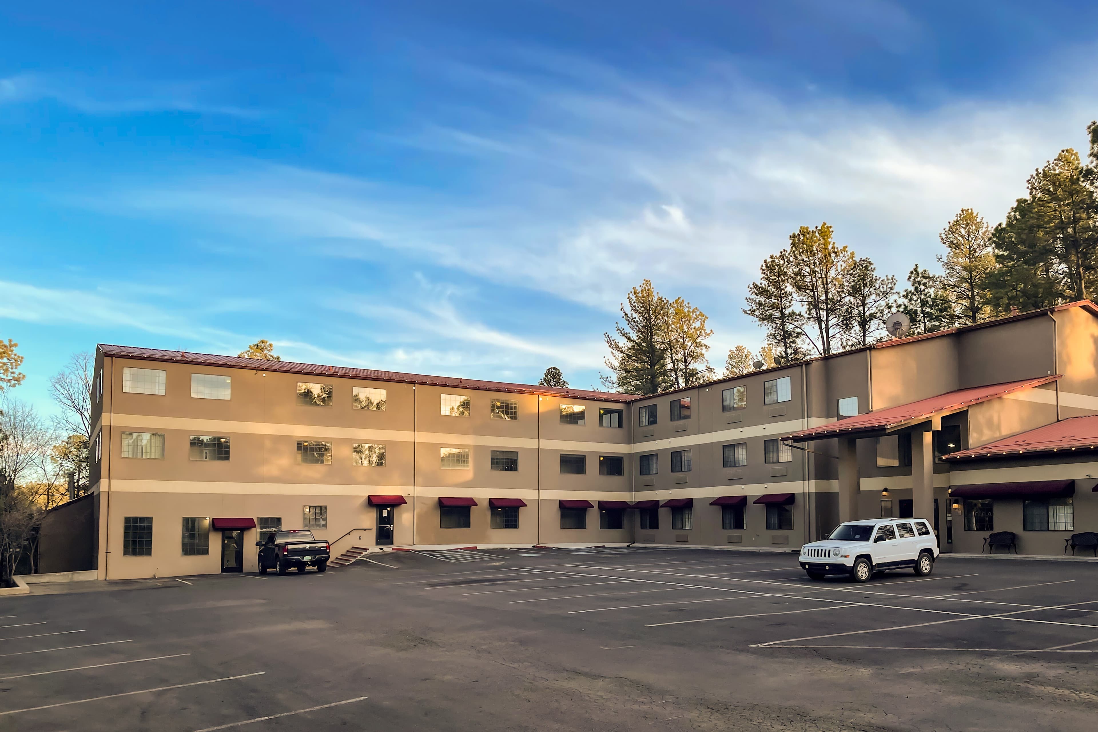 Comfort Inn & Suites Midtown - Image 1