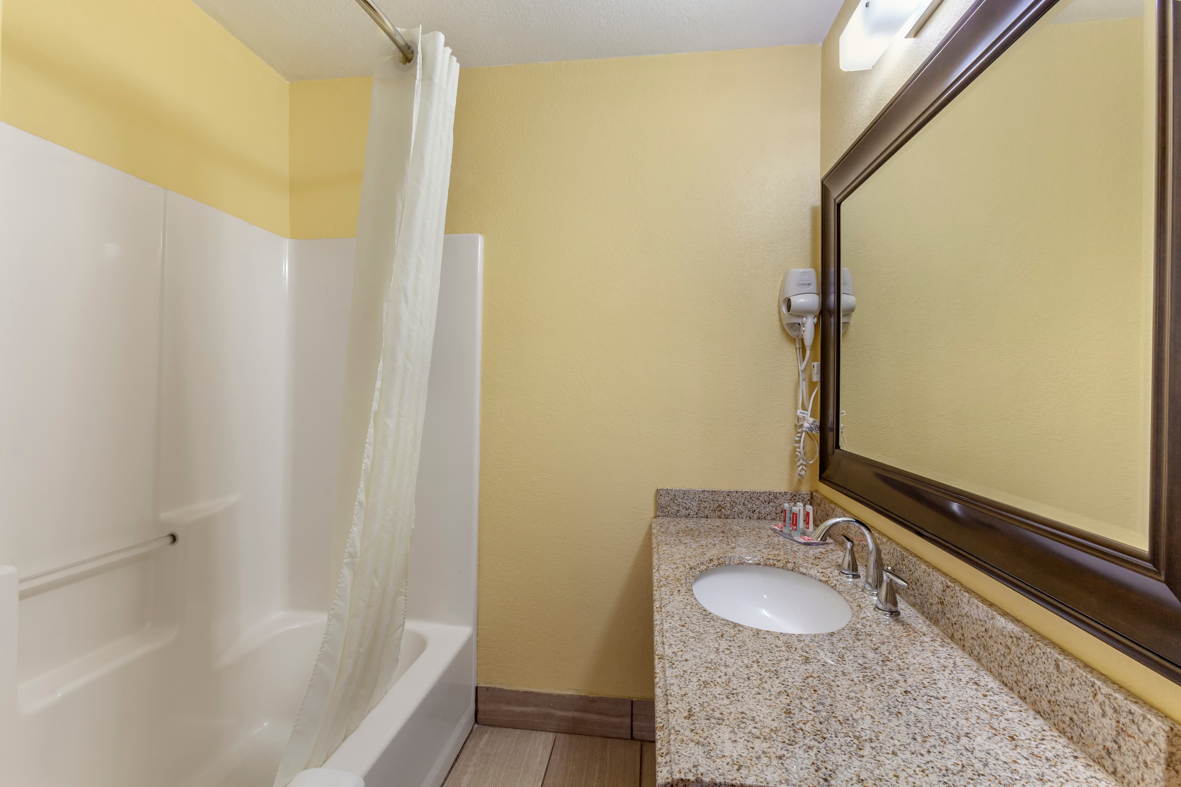 Econo Lodge Clovis — 17