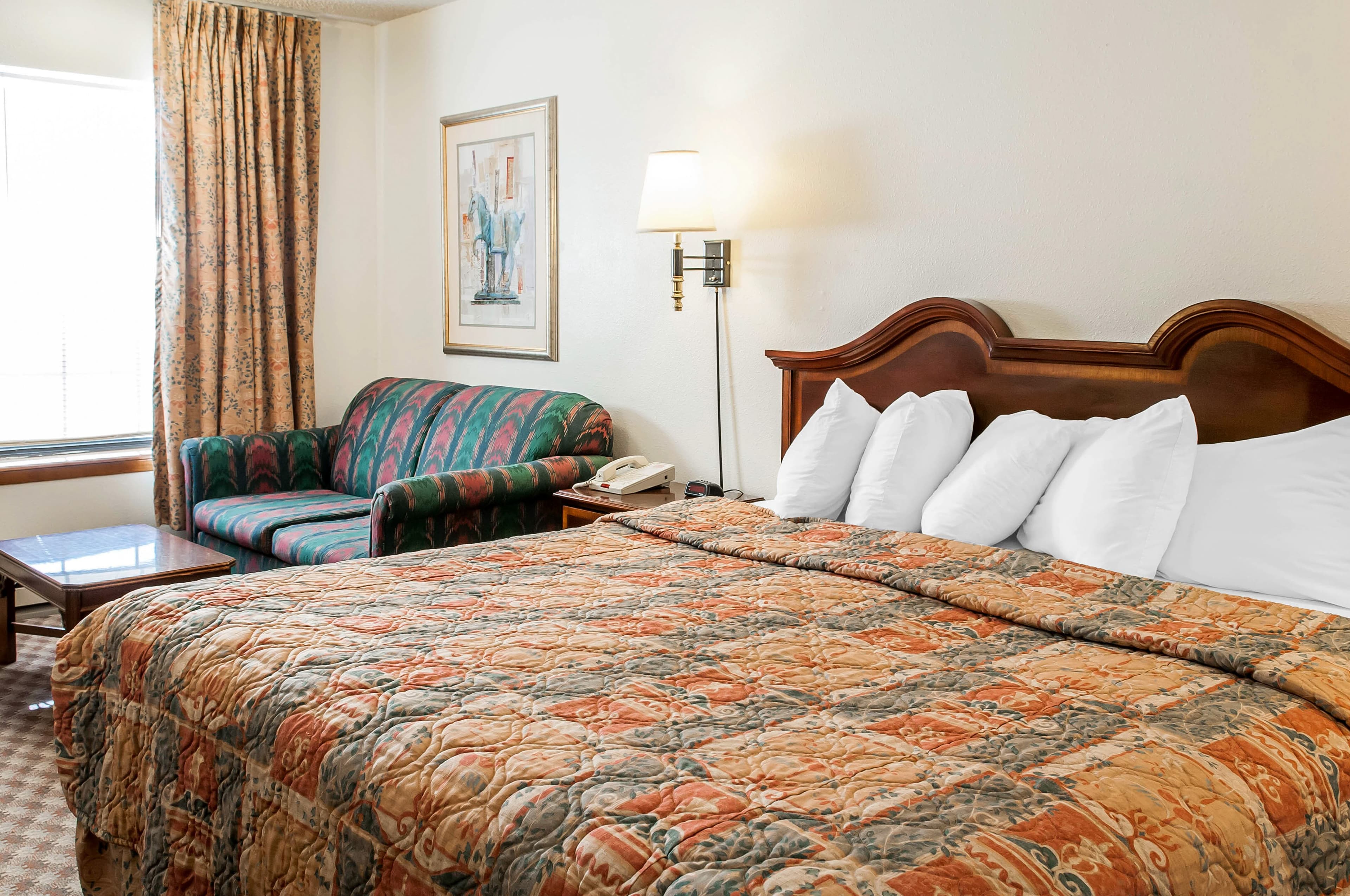 Econo Lodge Eagle Nest - Image 2