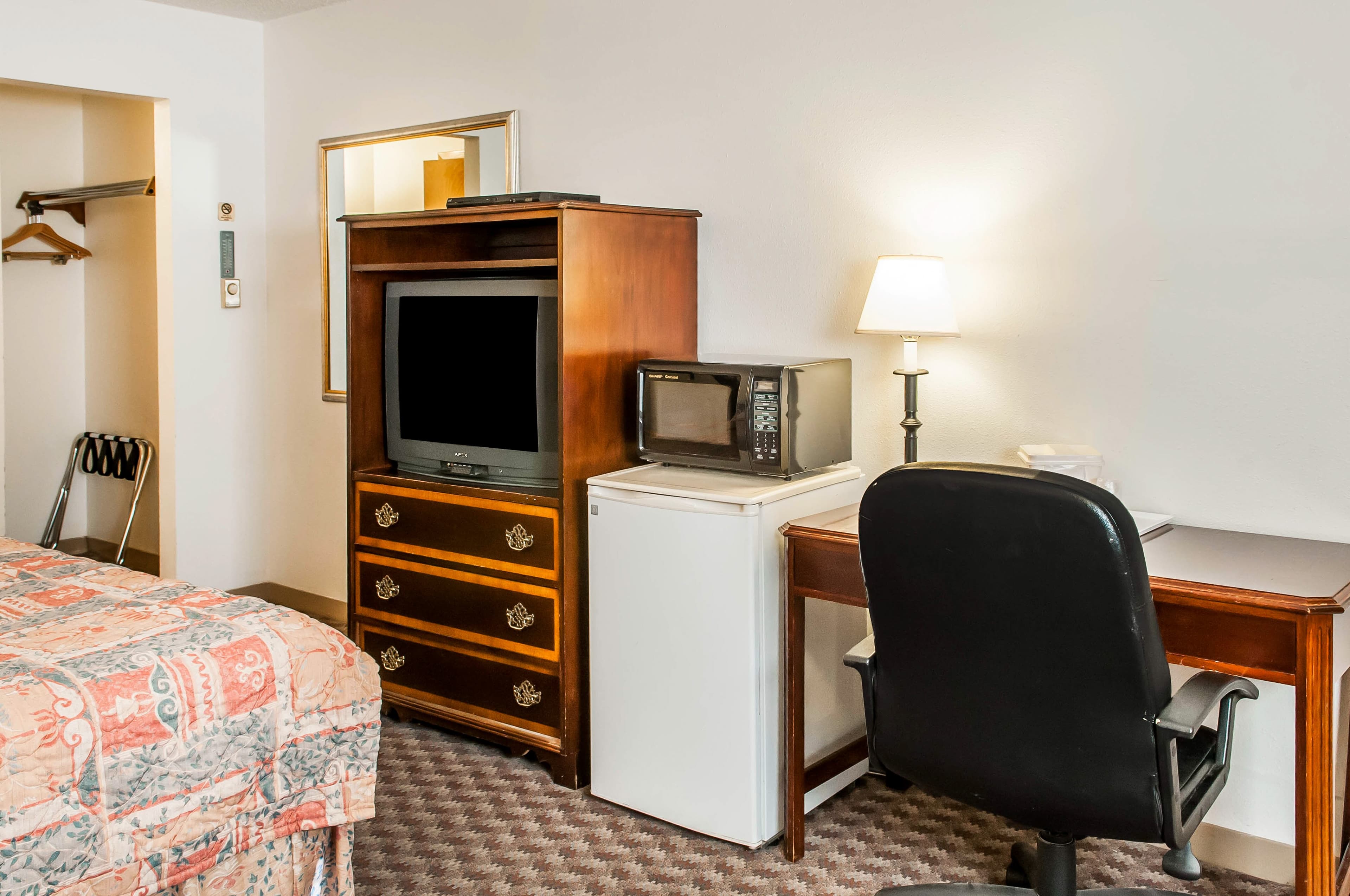 Econo Lodge Eagle Nest - Image 3