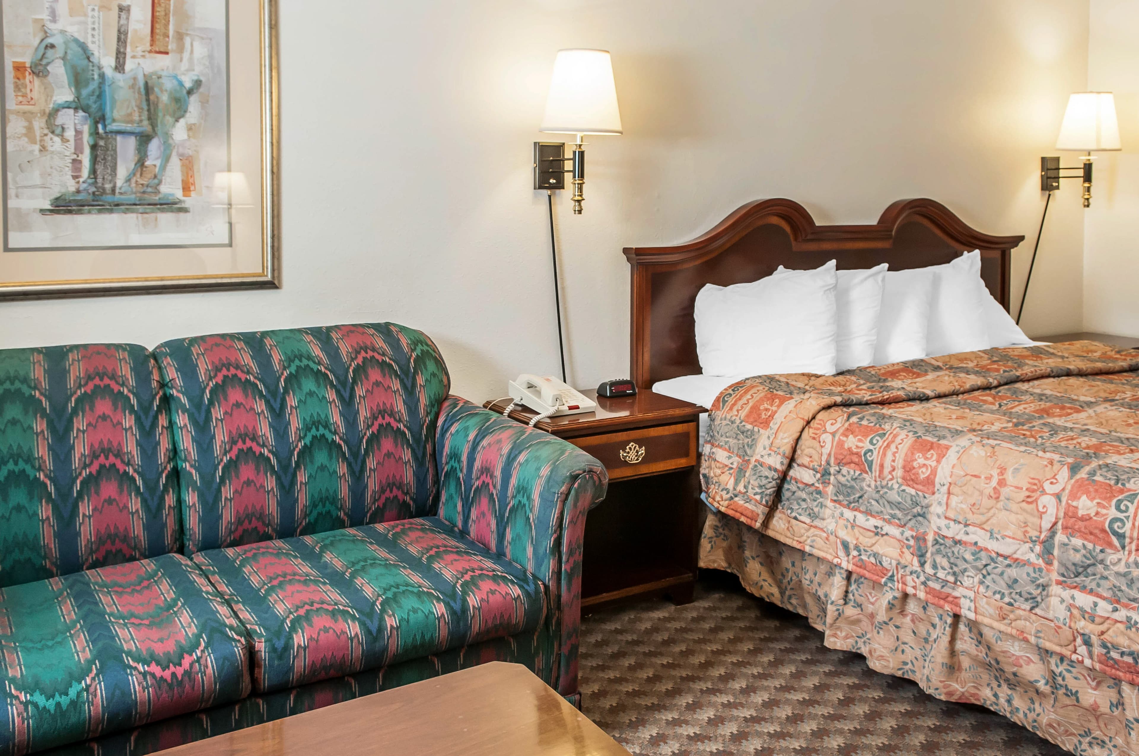 Econo Lodge Eagle Nest - Image 4