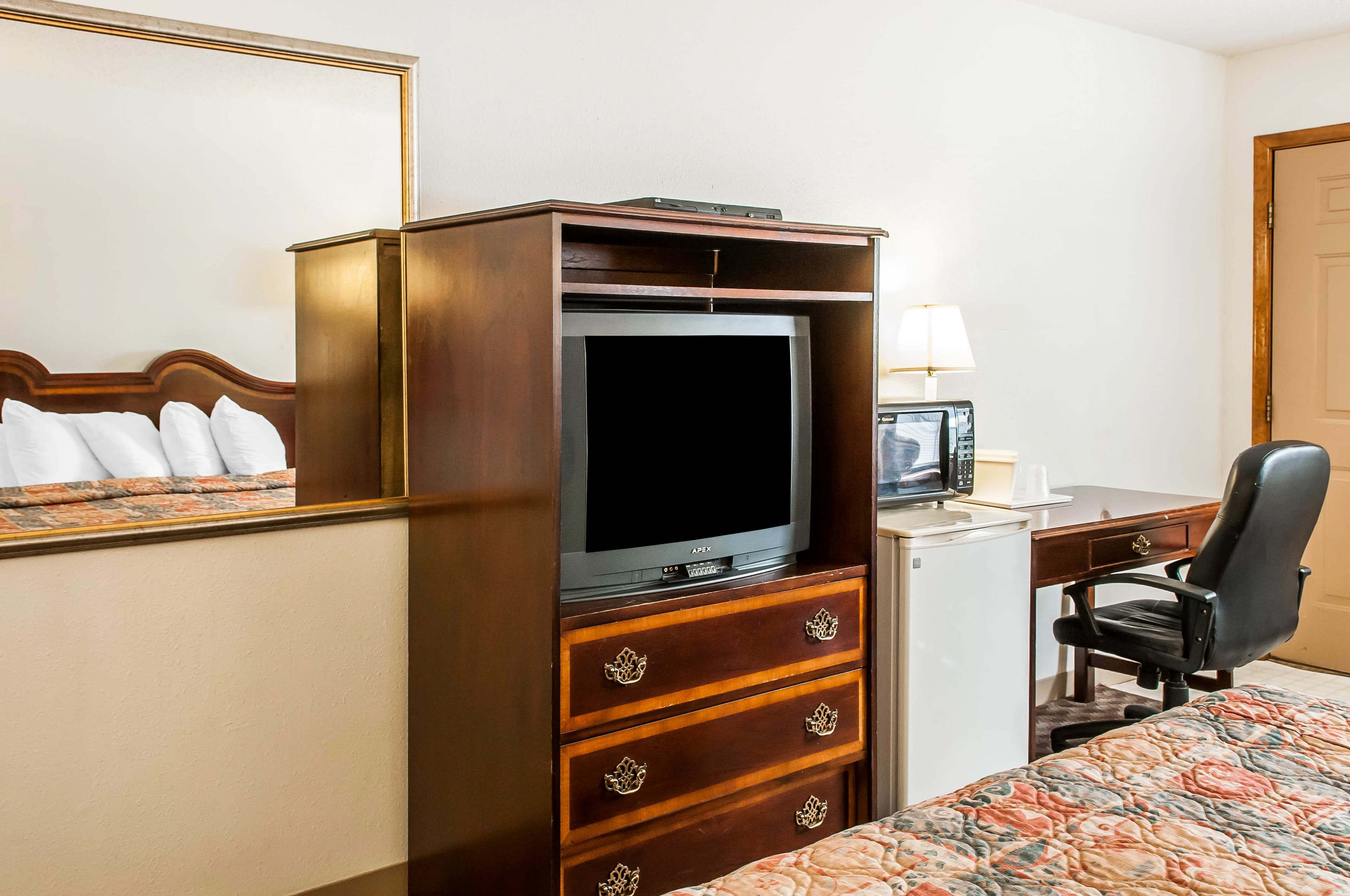 Econo Lodge Eagle Nest - Image 5