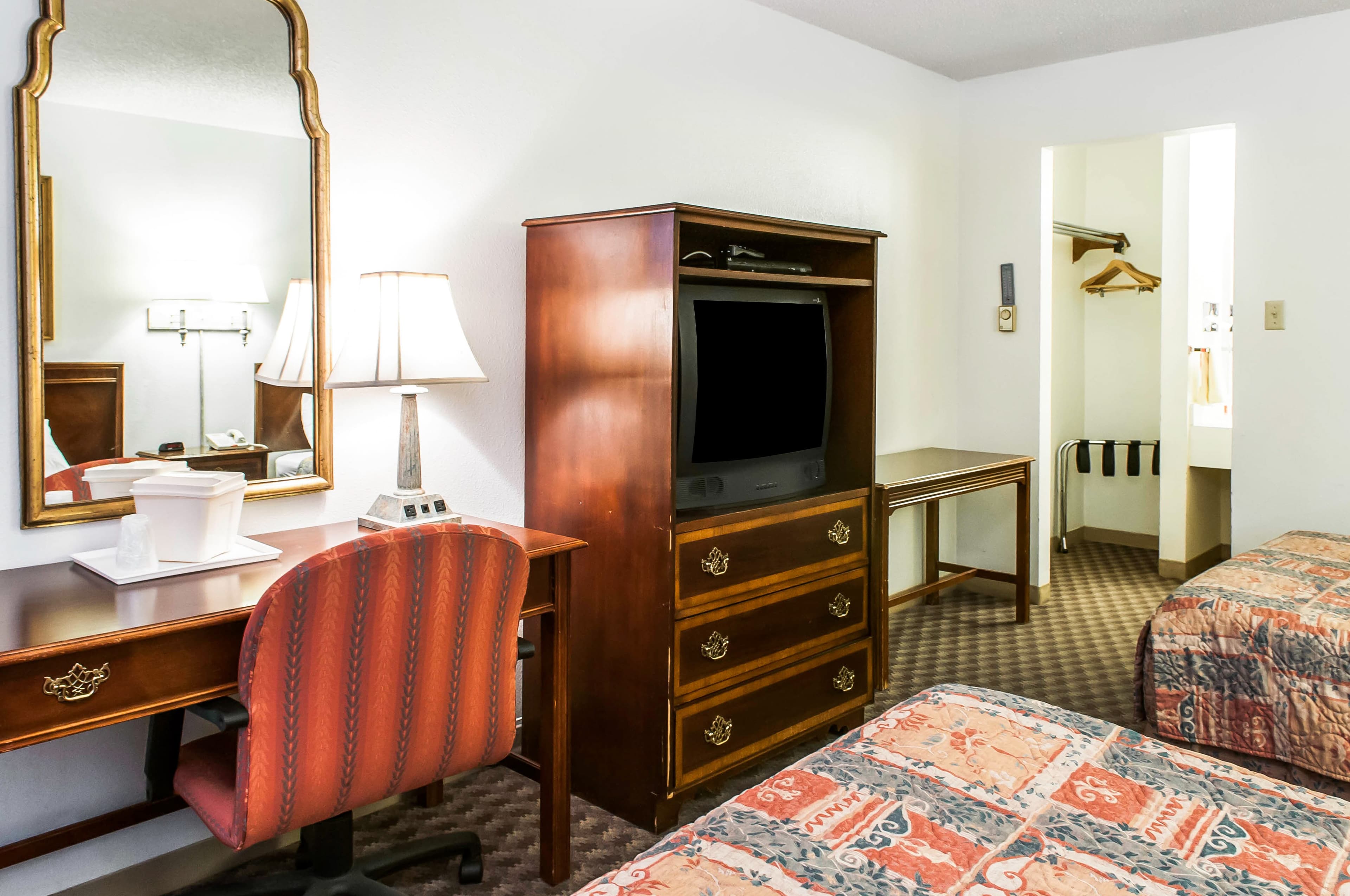 Econo Lodge Eagle Nest — 7