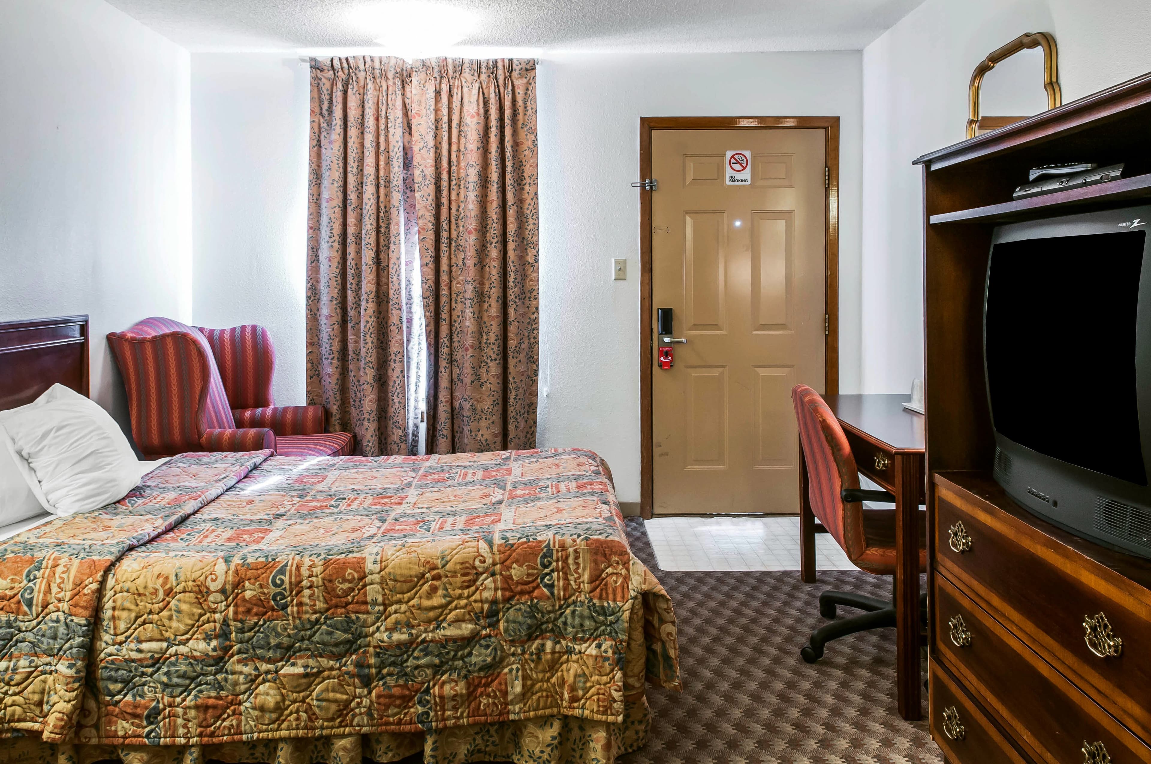 Econo Lodge Eagle Nest — 8