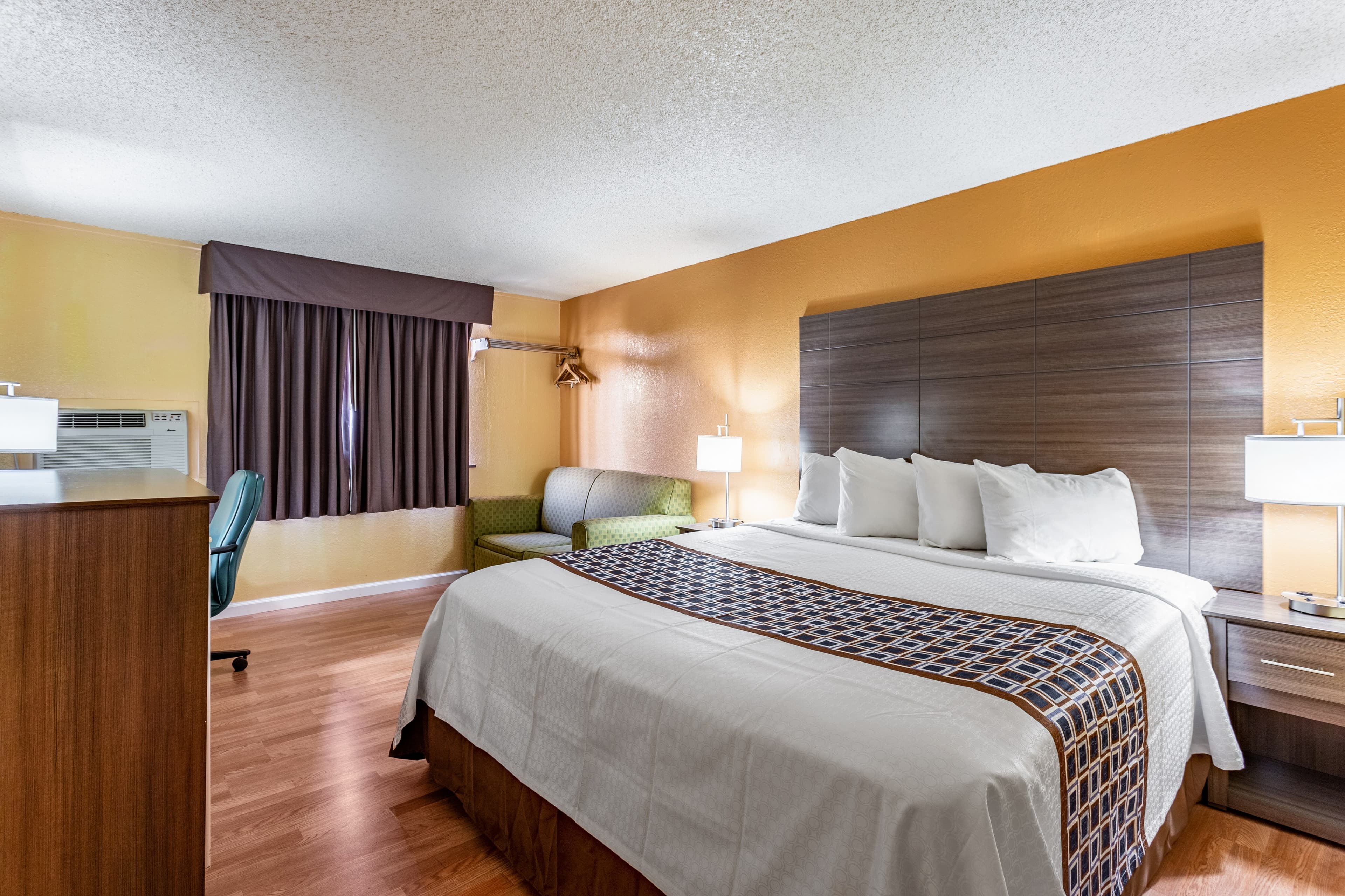 Rodeway Inn Farmington - Image 2