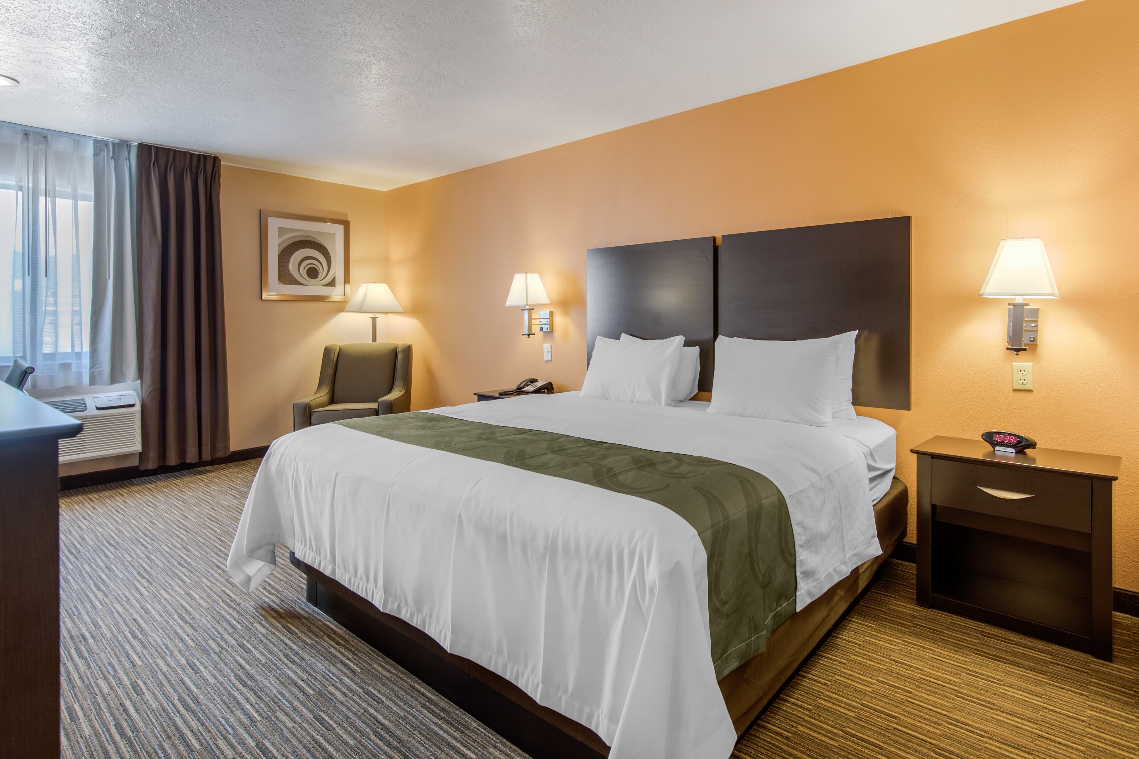 Quality Inn & Suites Albuquerque North near Balloon Fiesta Park - Image 2