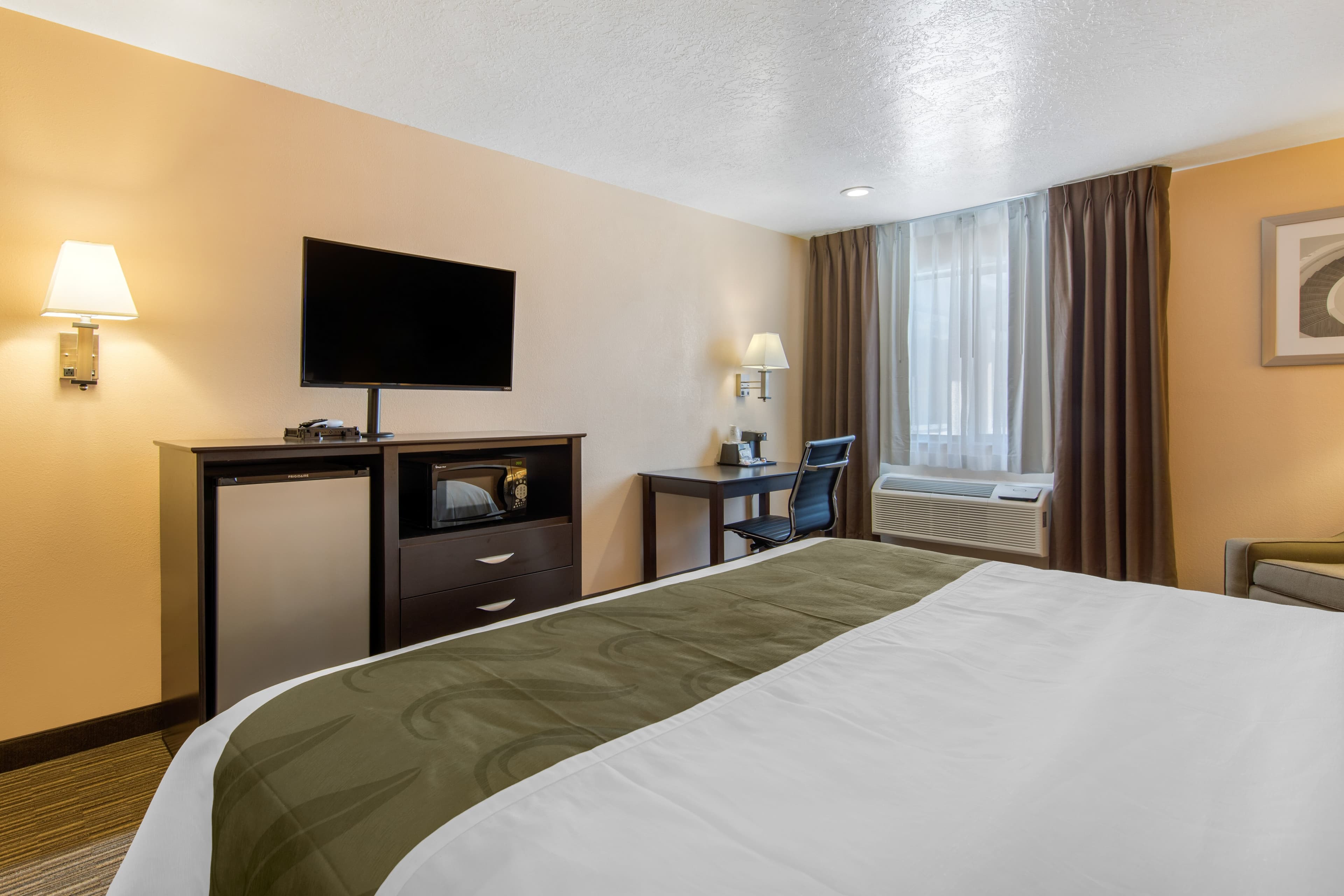 Quality Inn & Suites Albuquerque North near Balloon Fiesta Park - Image 3