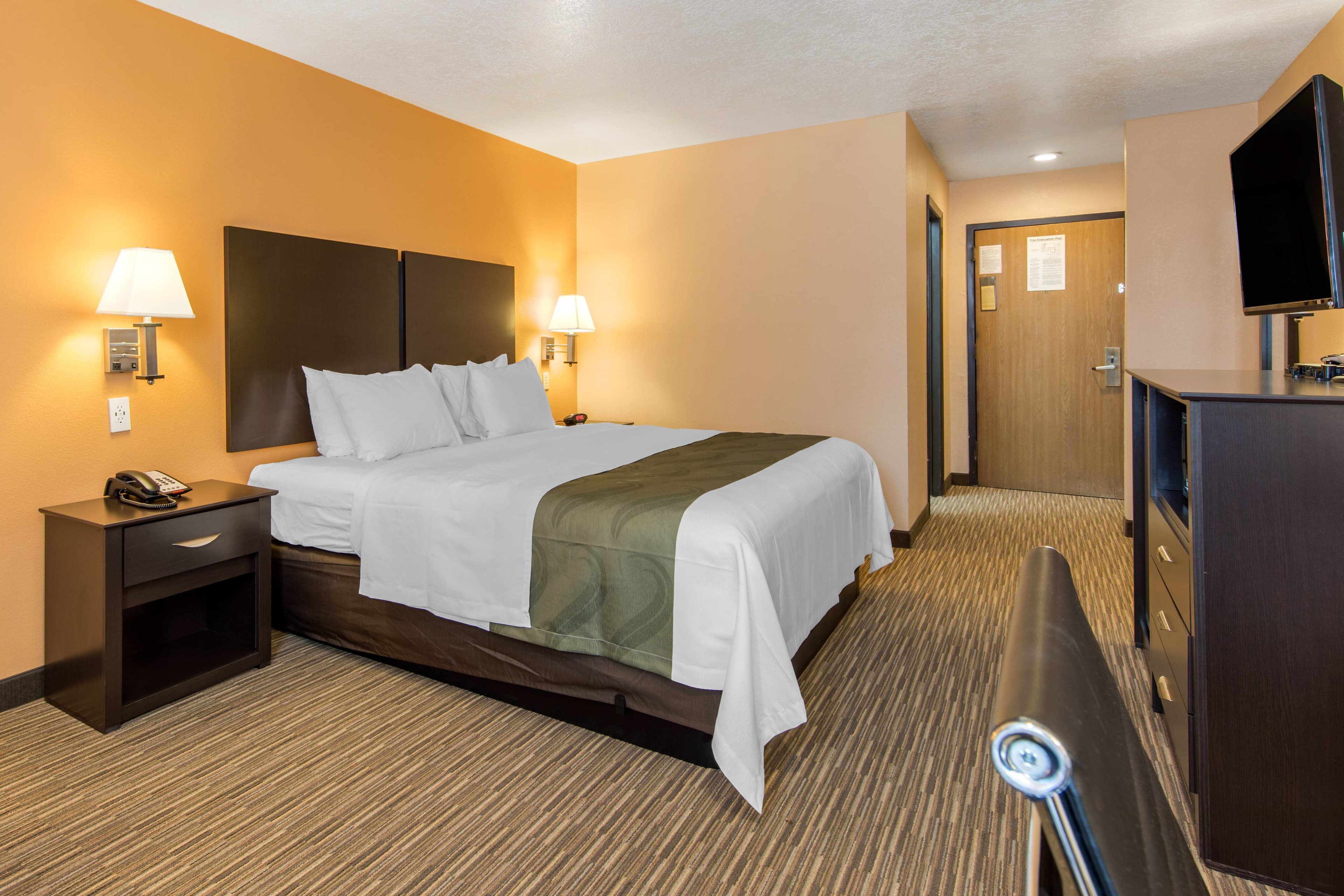 Quality Inn & Suites Albuquerque North near Balloon Fiesta Park - Image 4