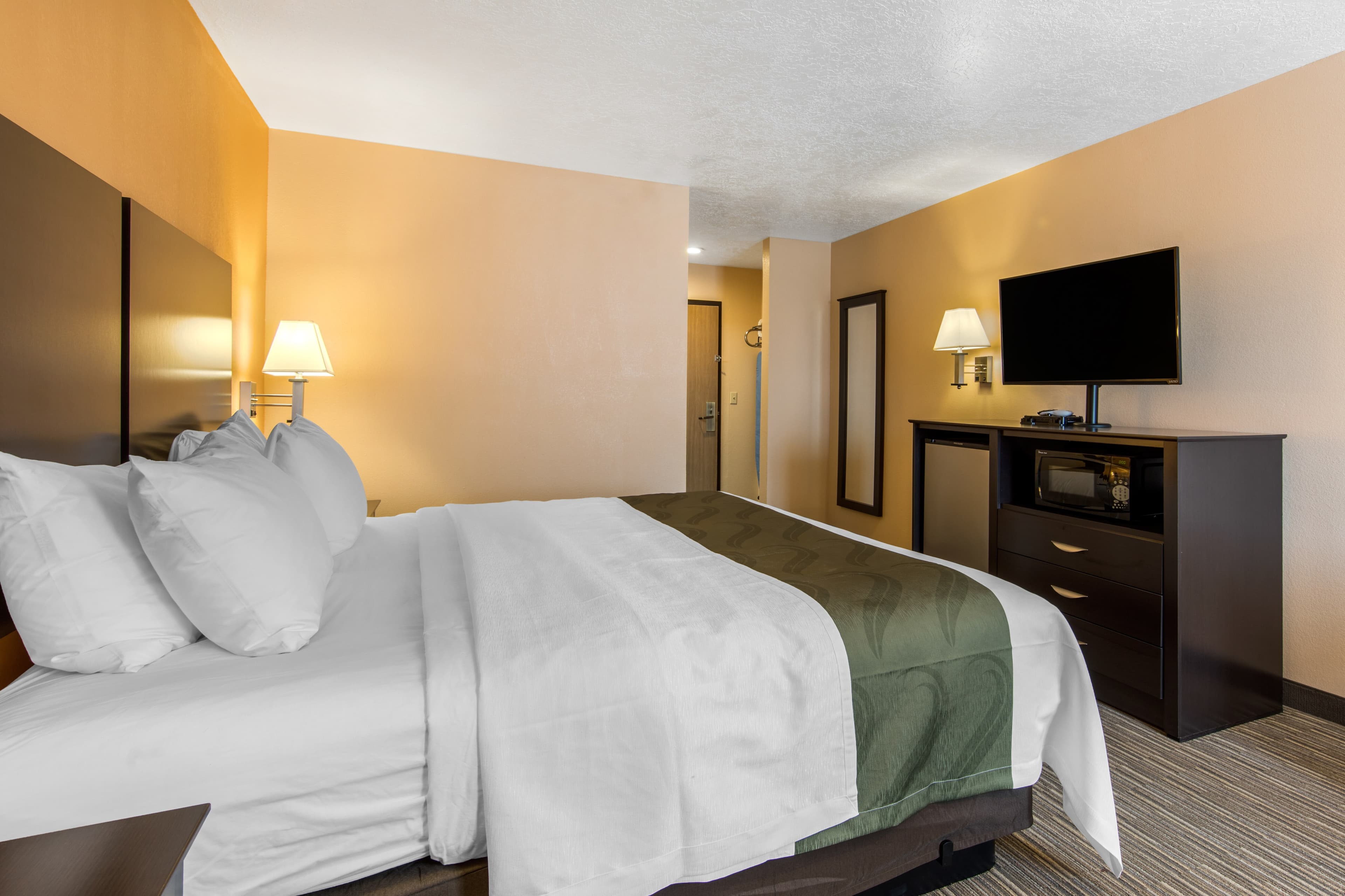 Quality Inn & Suites Albuquerque North near Balloon Fiesta Park - Image 5