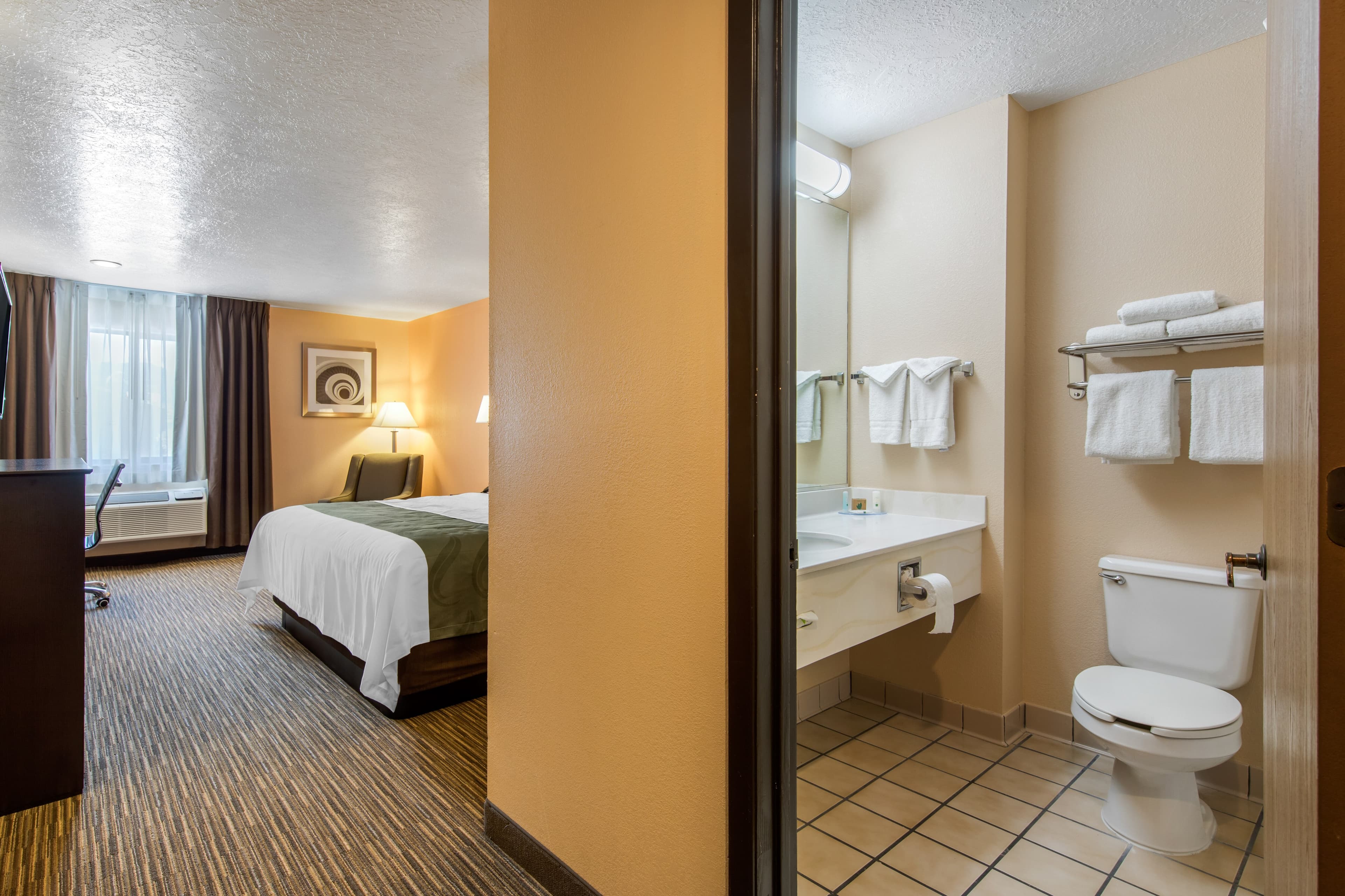 Quality Inn & Suites Albuquerque North near Balloon Fiesta Park — 10
