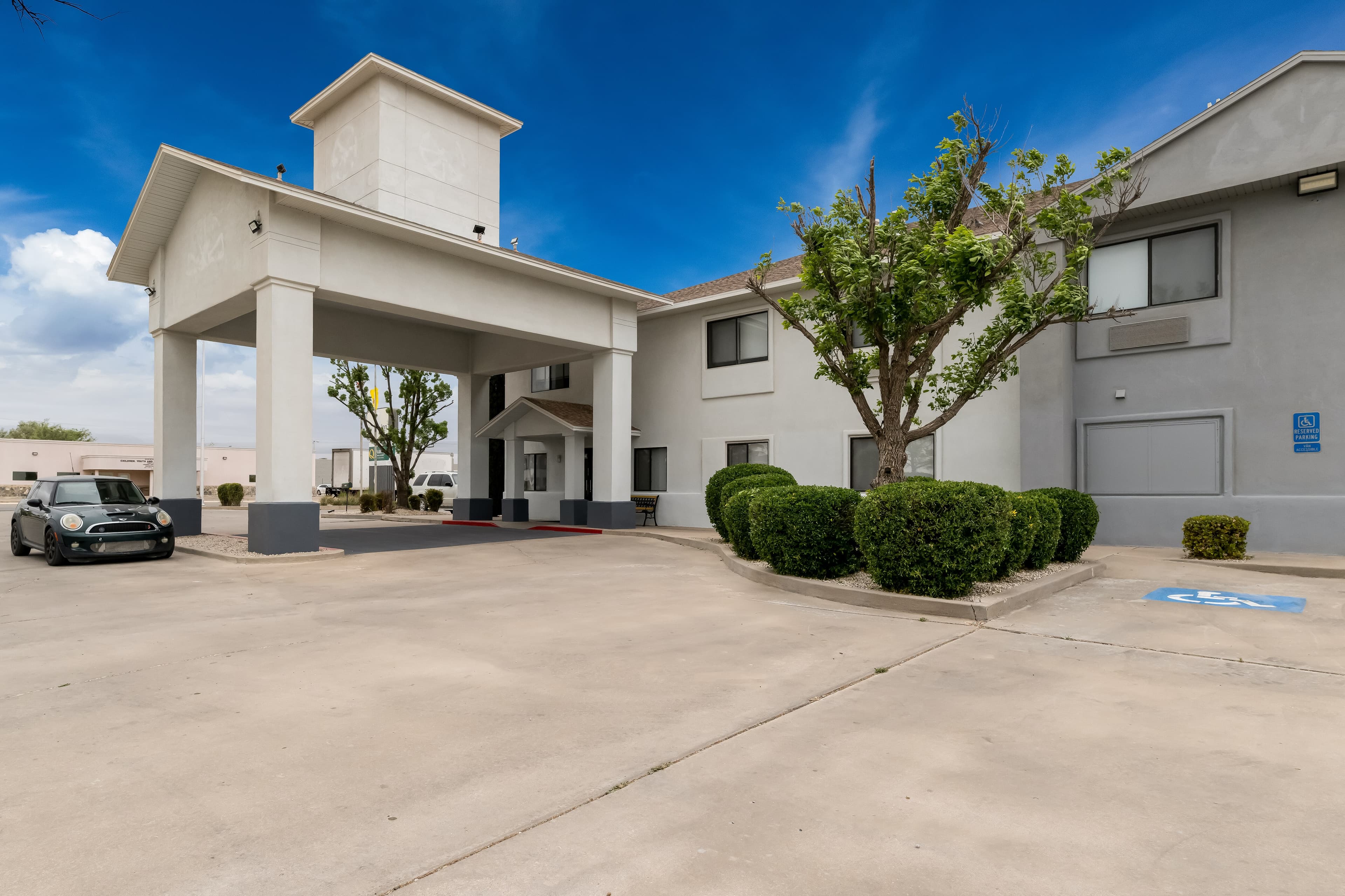 Quality Inn & Suites Artesia - Image 1