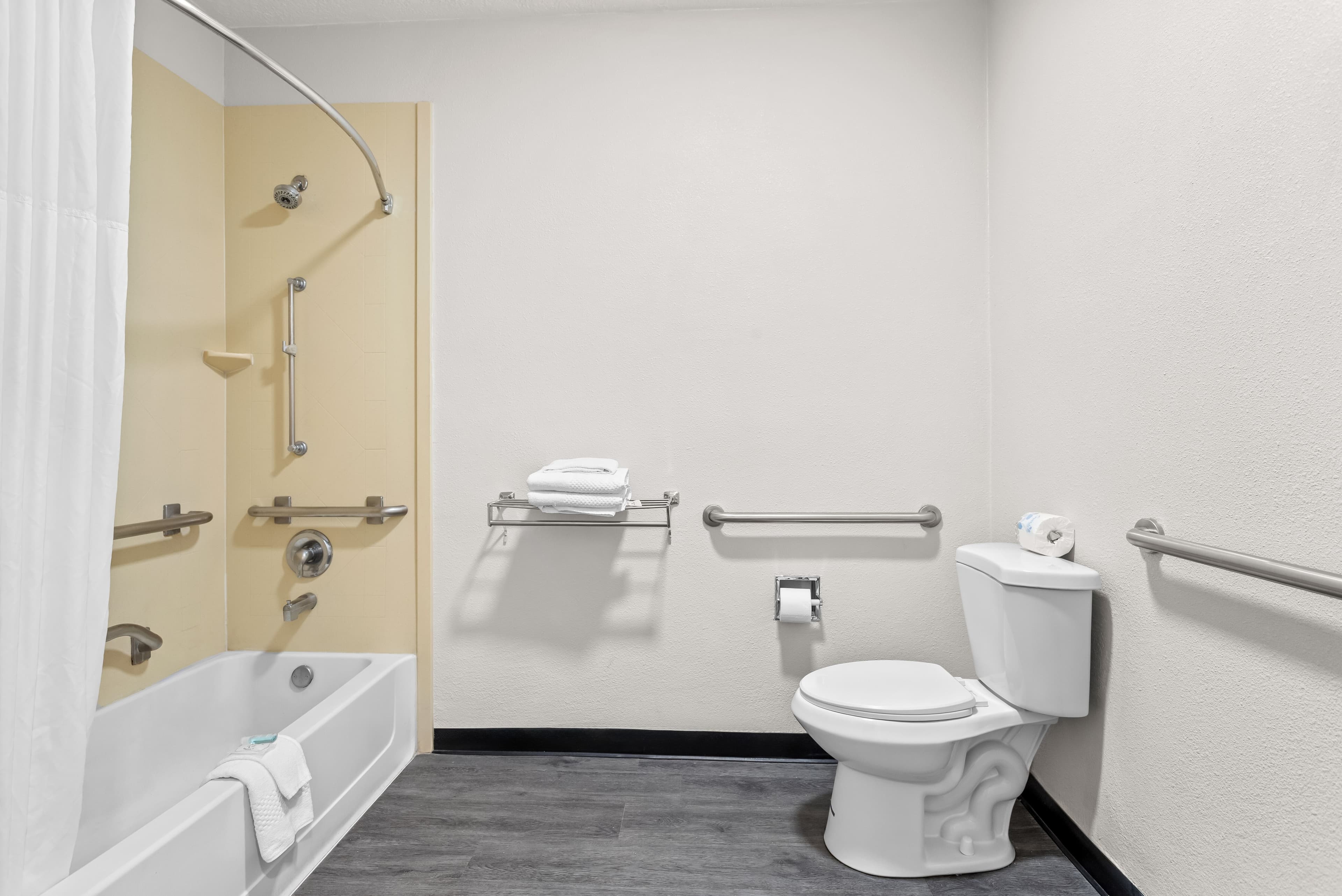 Quality Inn & Suites Sunport Airport Albuquerque — 6
