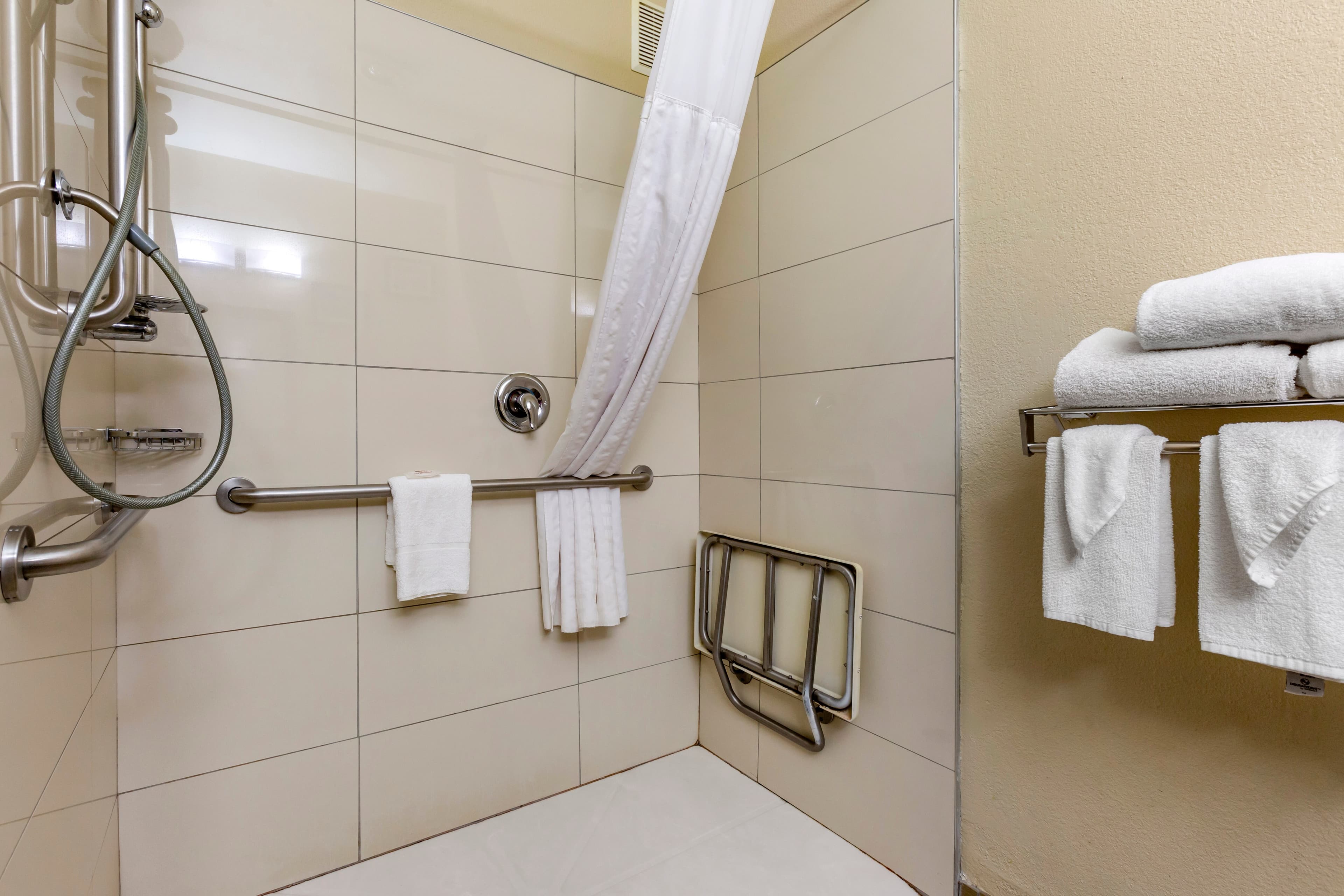 Comfort Inn & Suites Alameda at Albuquerque Balloon Fiesta Park — 6