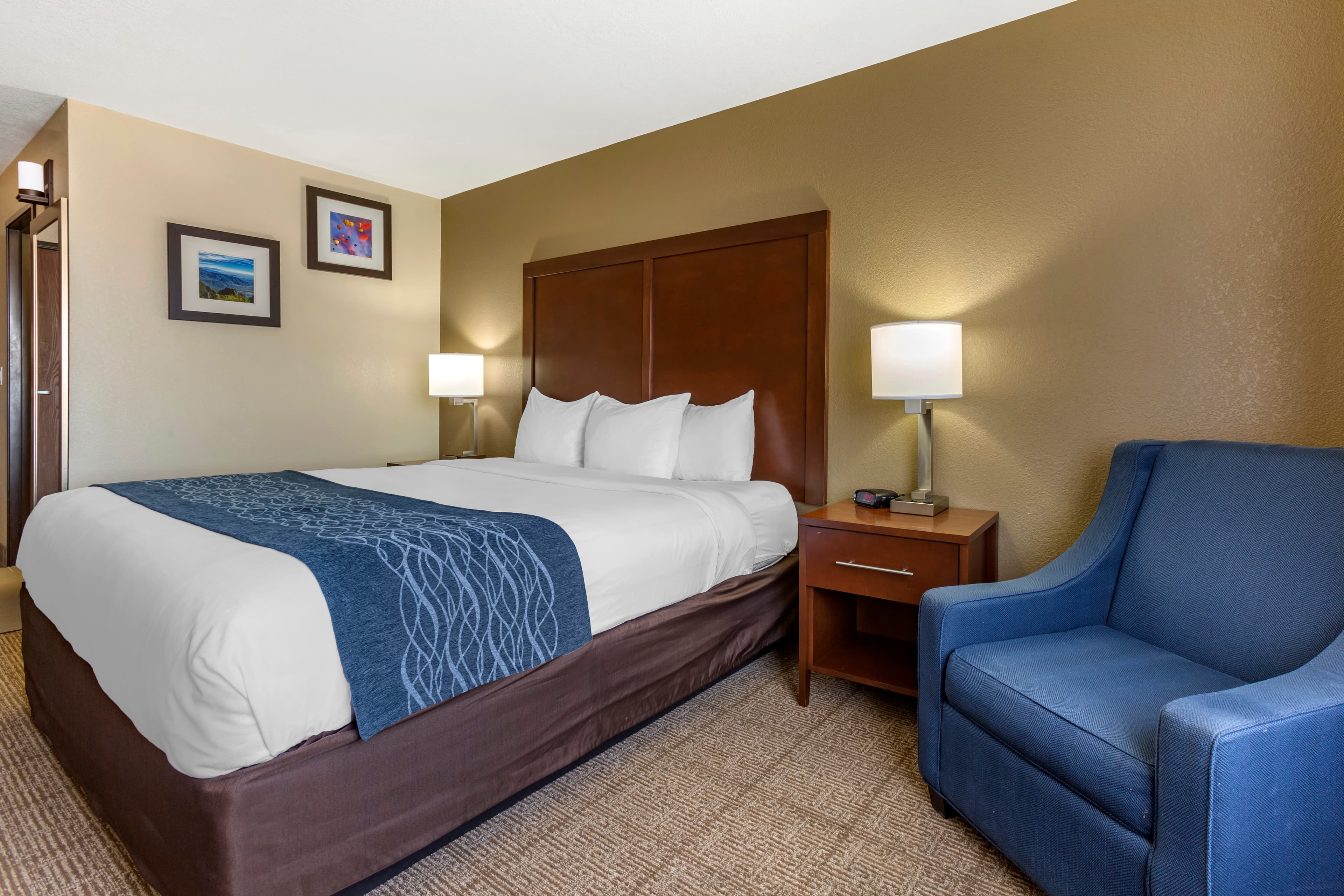 Comfort Inn & Suites Alameda at Albuquerque Balloon Fiesta Park — 10
