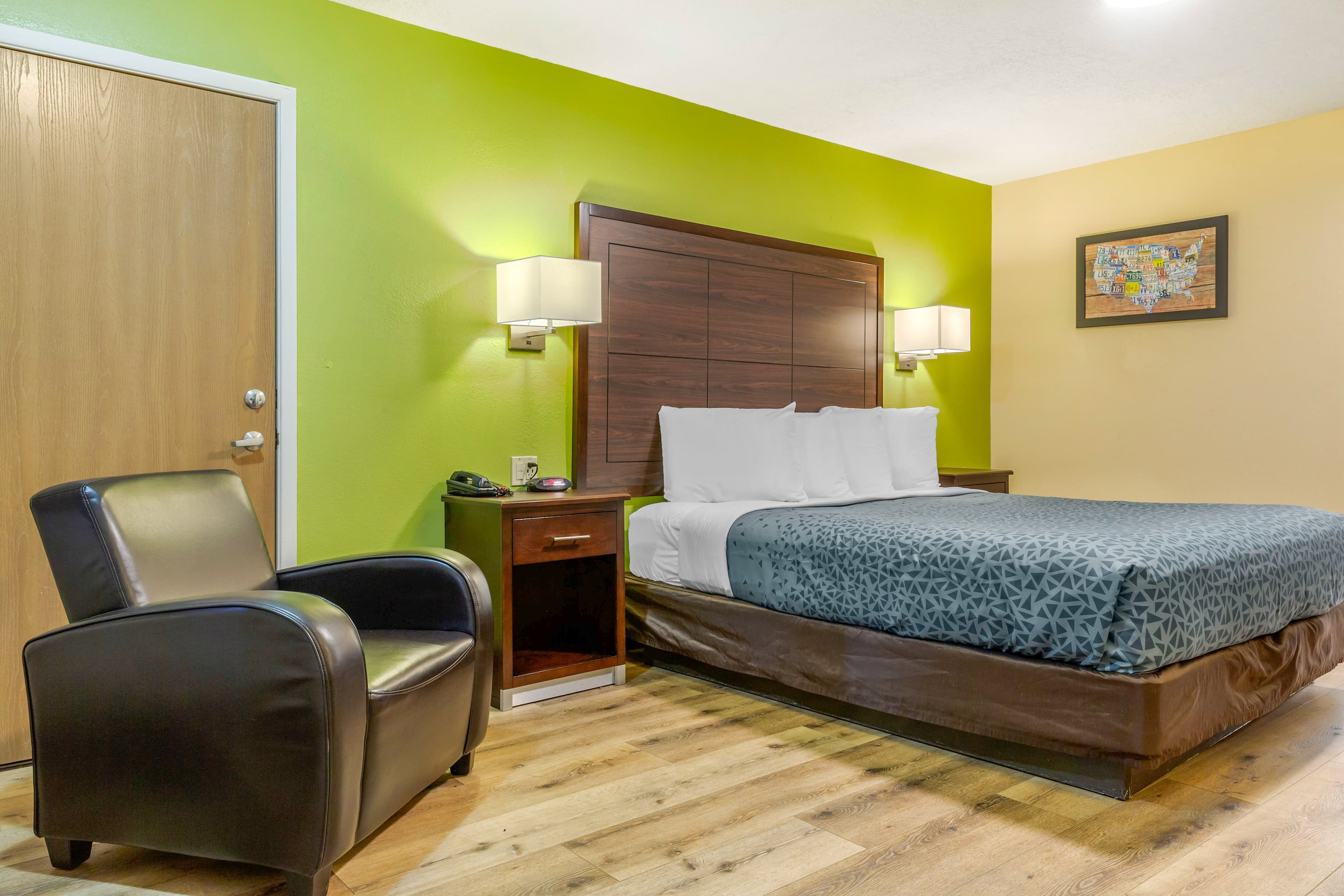 Econo Lodge West - Coors Blvd - Image 1