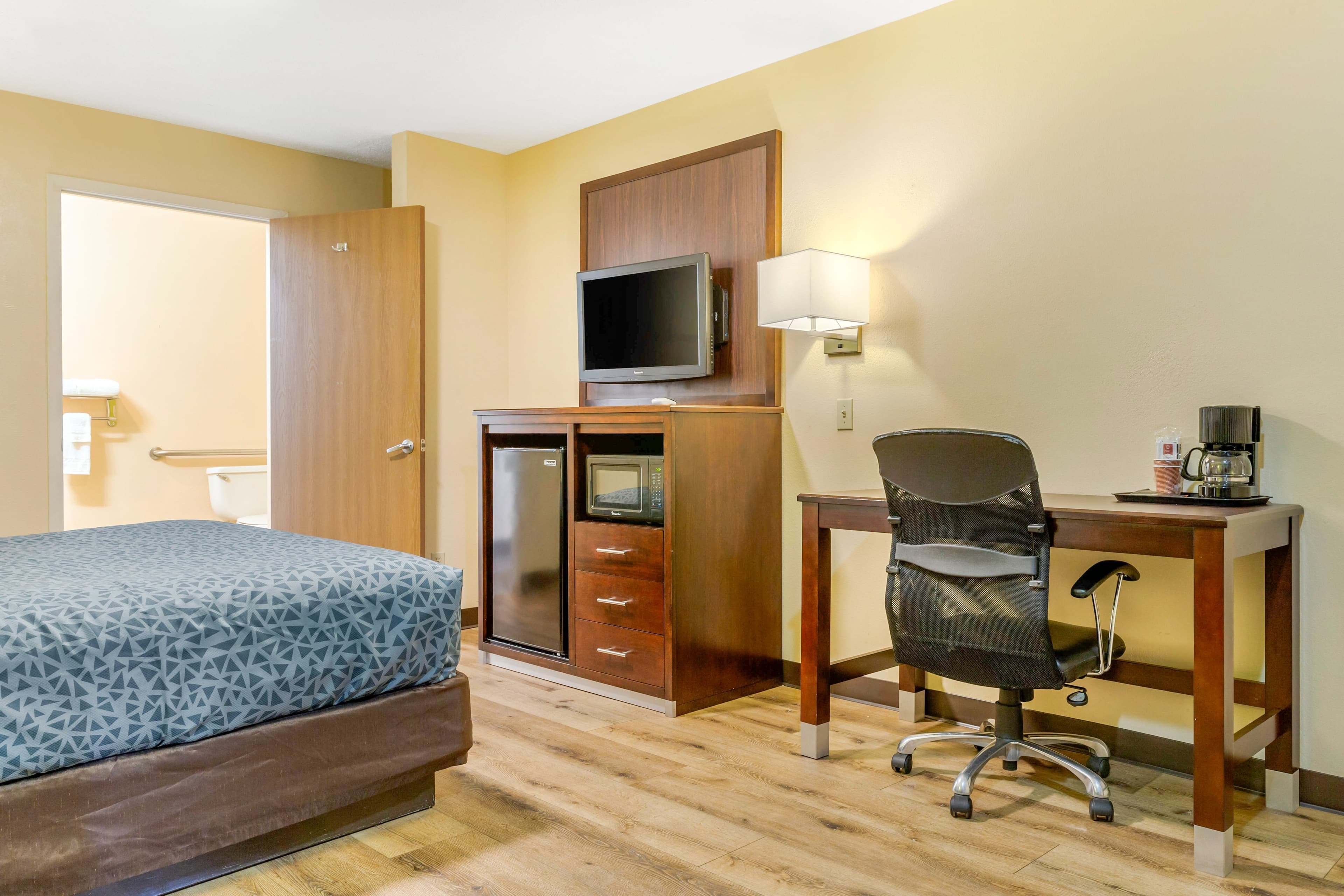 Econo Lodge West - Coors Blvd - Image 3