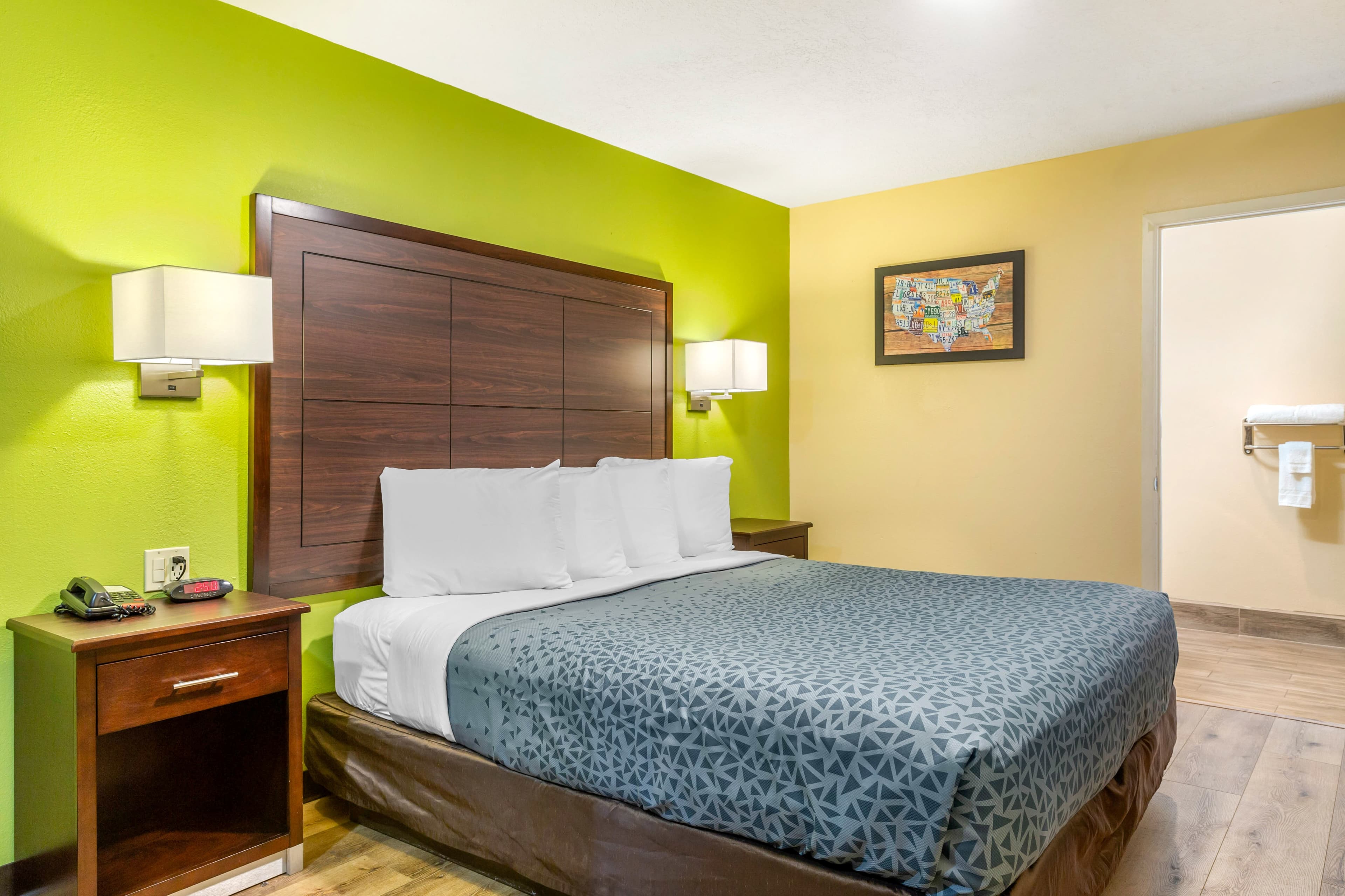 Econo Lodge West - Coors Blvd - Image 4