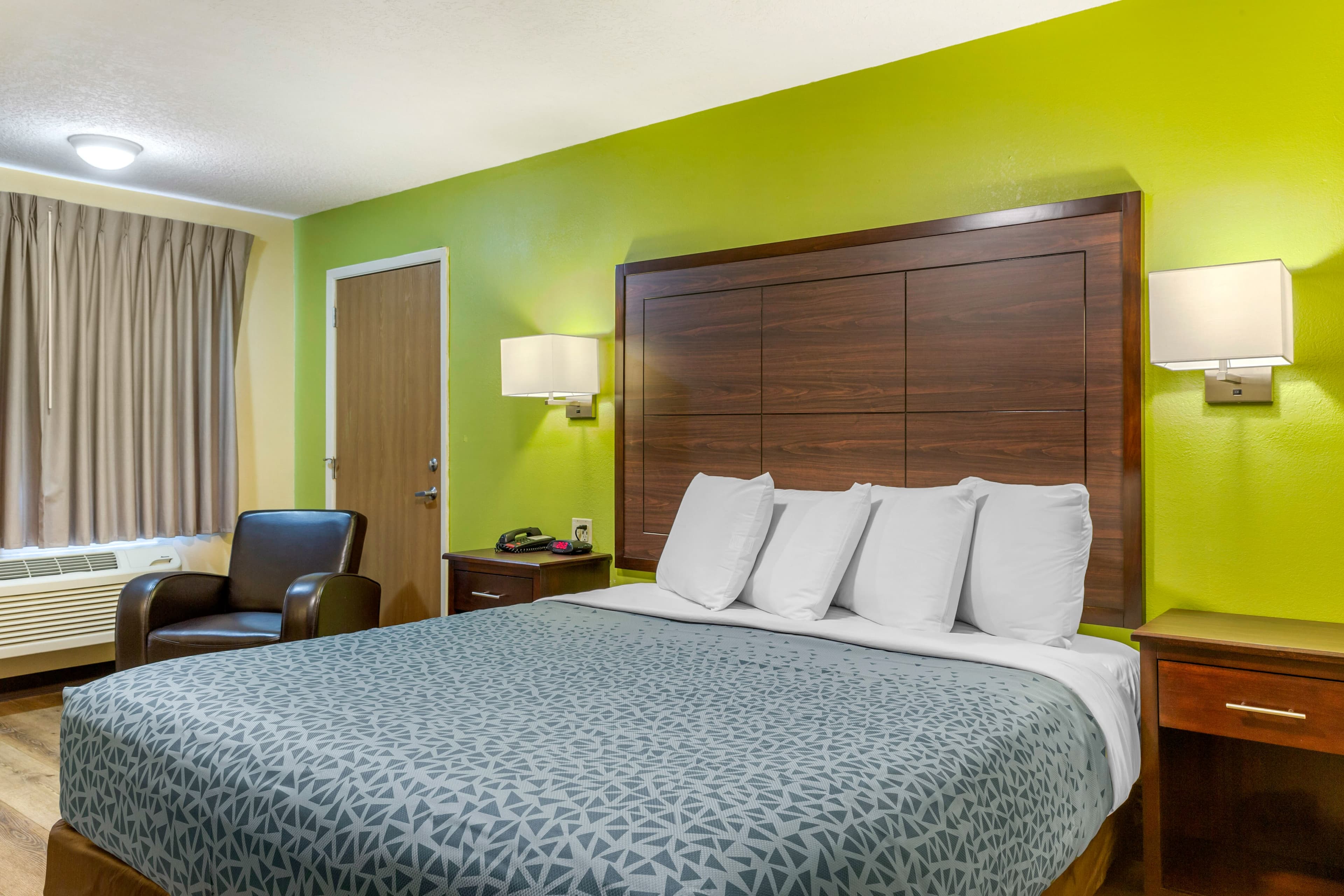 Econo Lodge West - Coors Blvd - Image 5