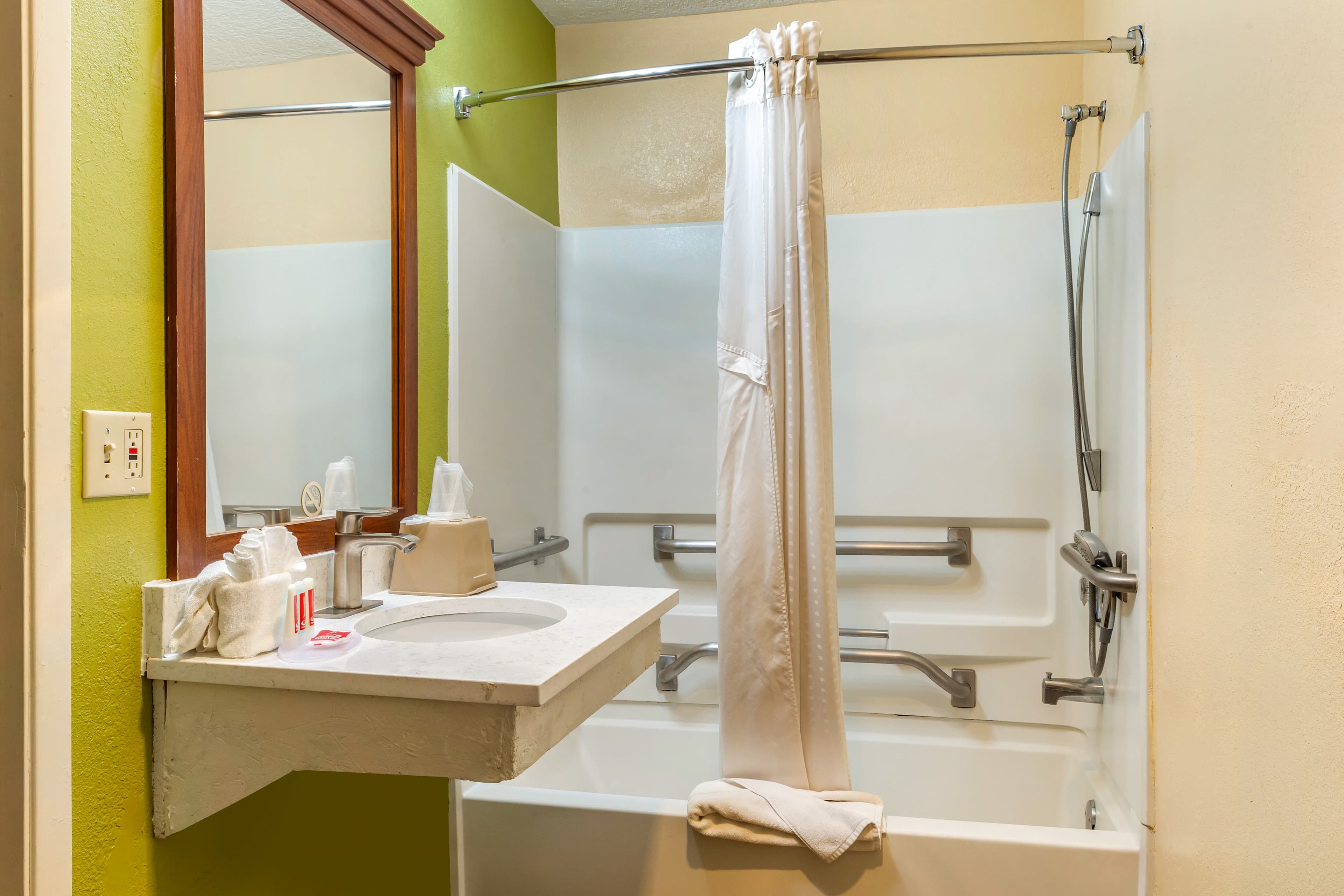 Econo Lodge West - Coors Blvd — 6
