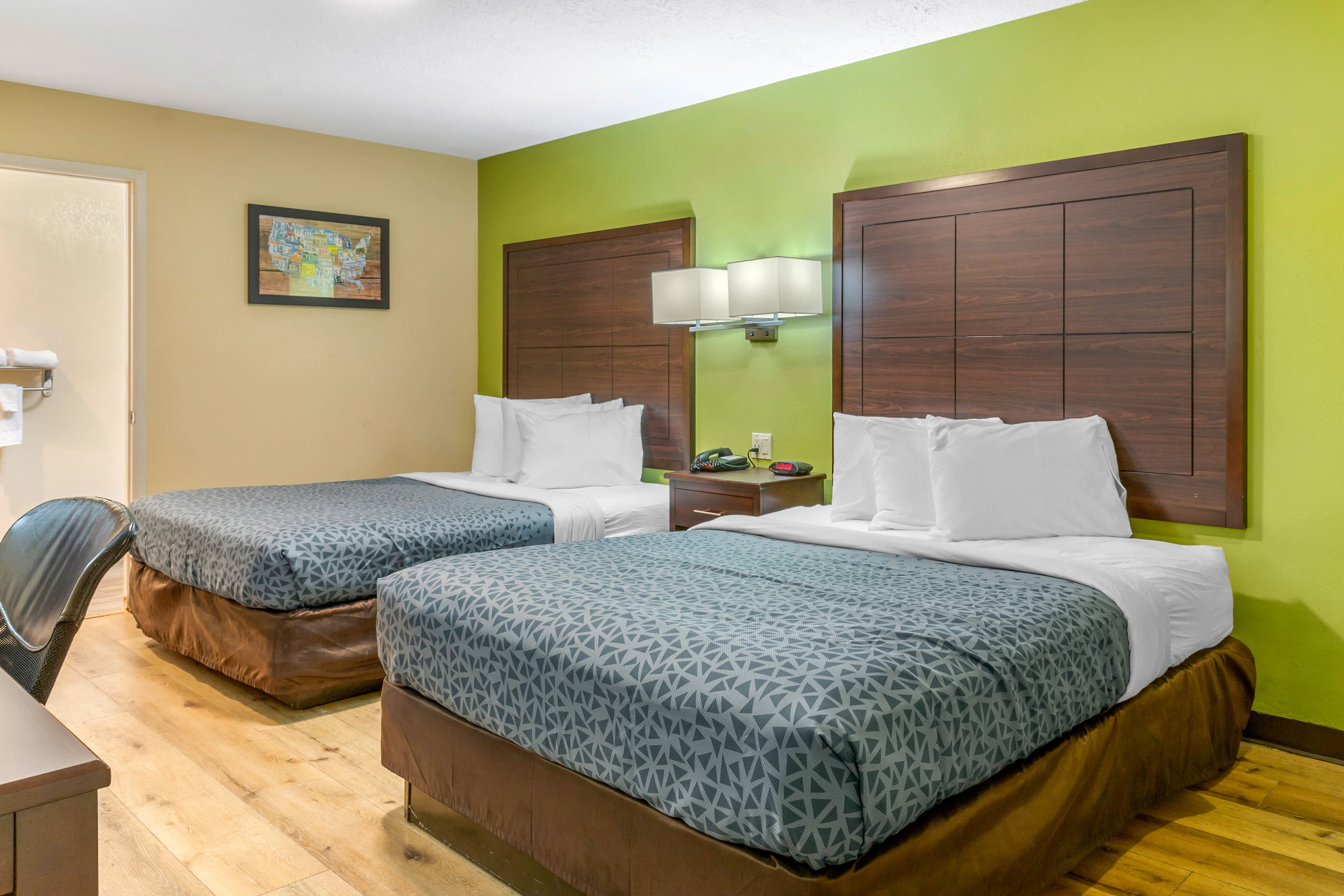 Econo Lodge West - Coors Blvd — 7
