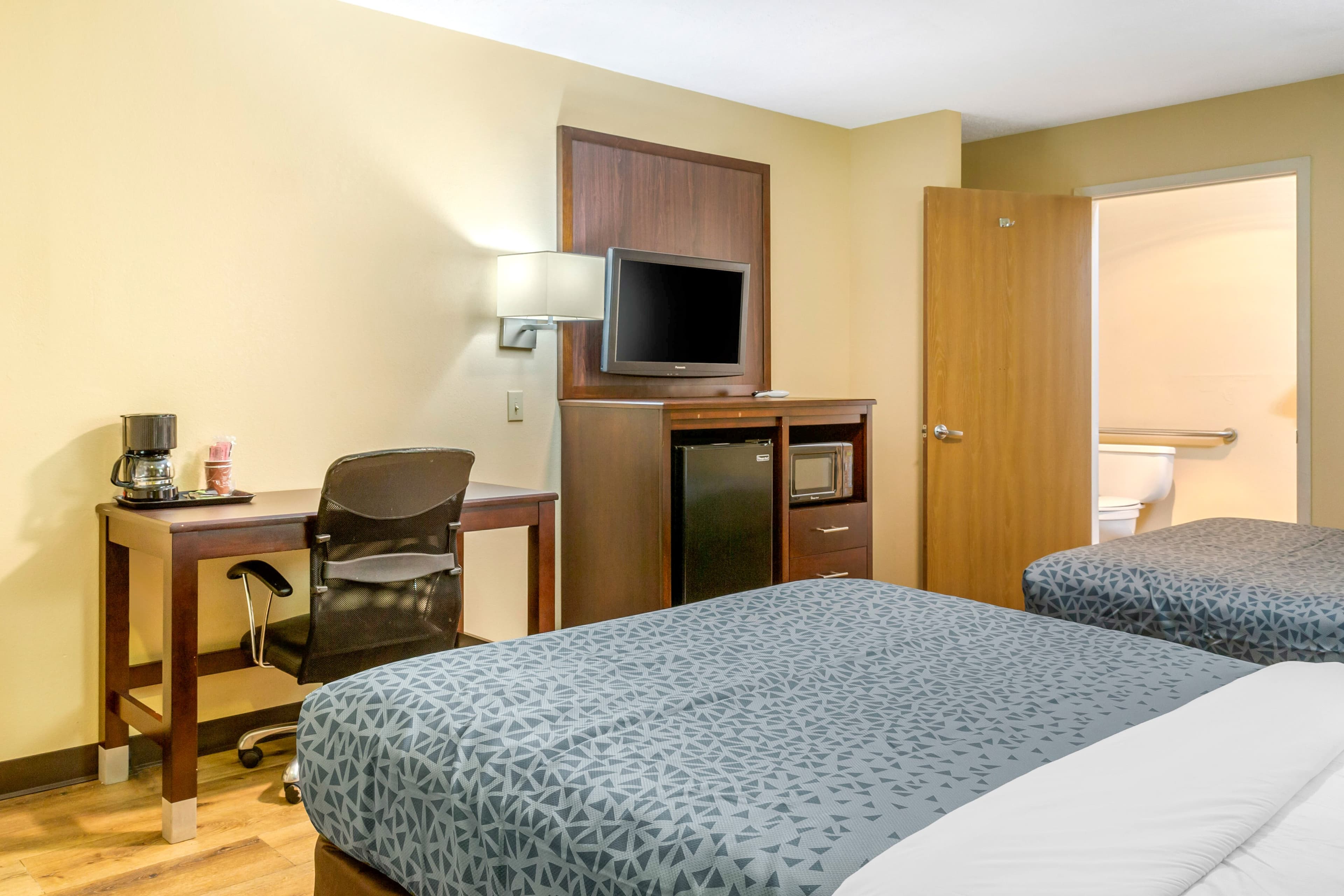 Econo Lodge West - Coors Blvd — 8
