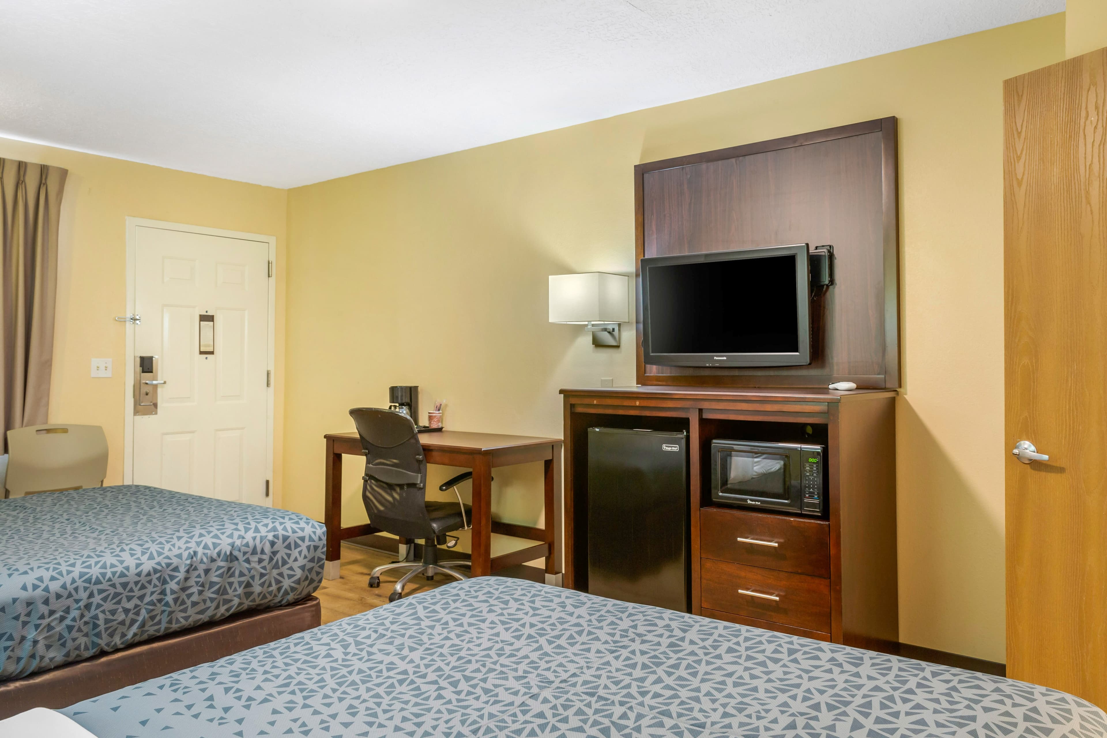 Econo Lodge West - Coors Blvd — 9