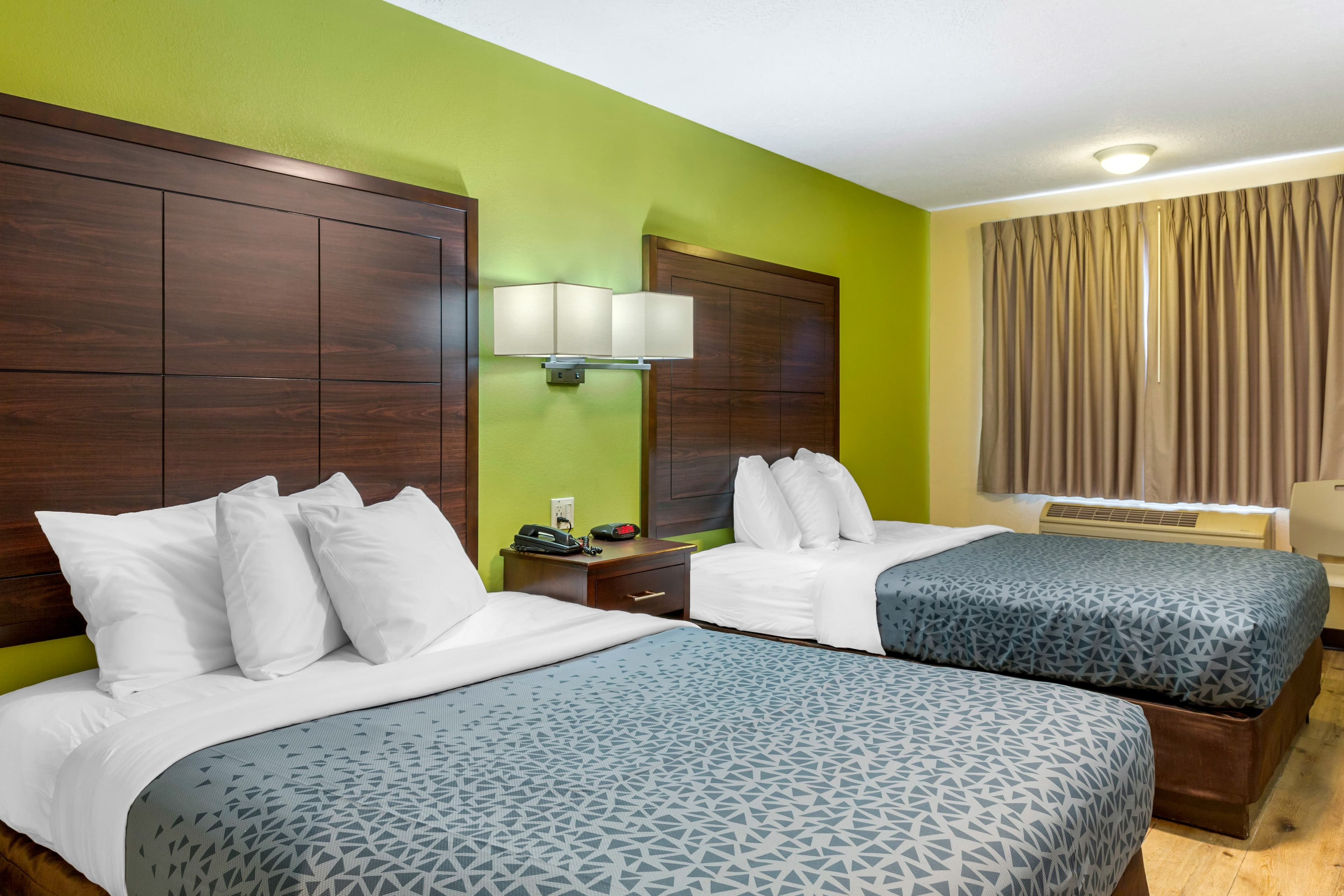 Econo Lodge West - Coors Blvd — 10